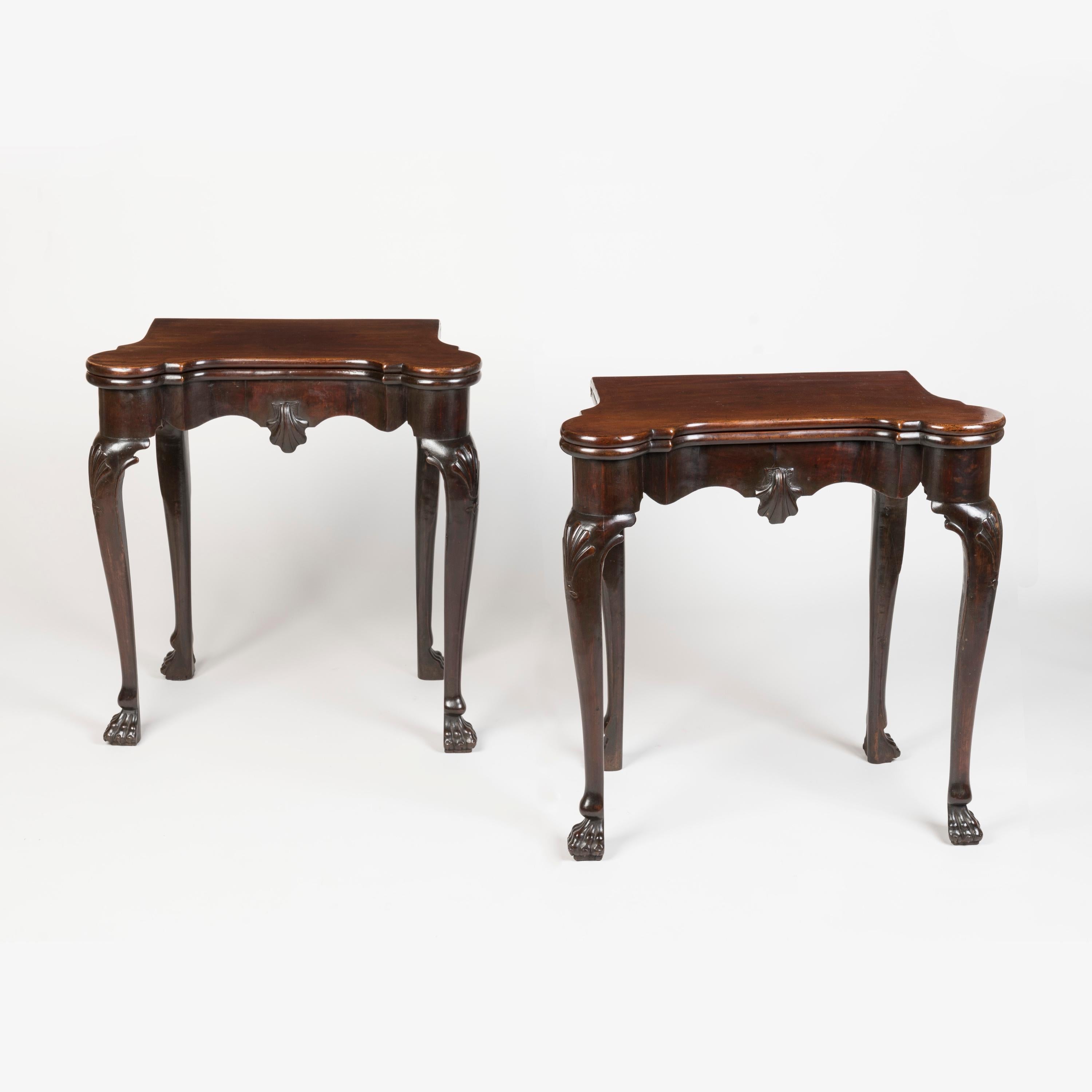 Paire de tables à cartes irlandaises en acajou de style George II

De taille exceptionnellement petite, ces tables à cartes pliantes du XVIIIe siècle, en bois riche et sombre, reposent sur des pieds cabriole élégamment dessinés et sculptés d'une