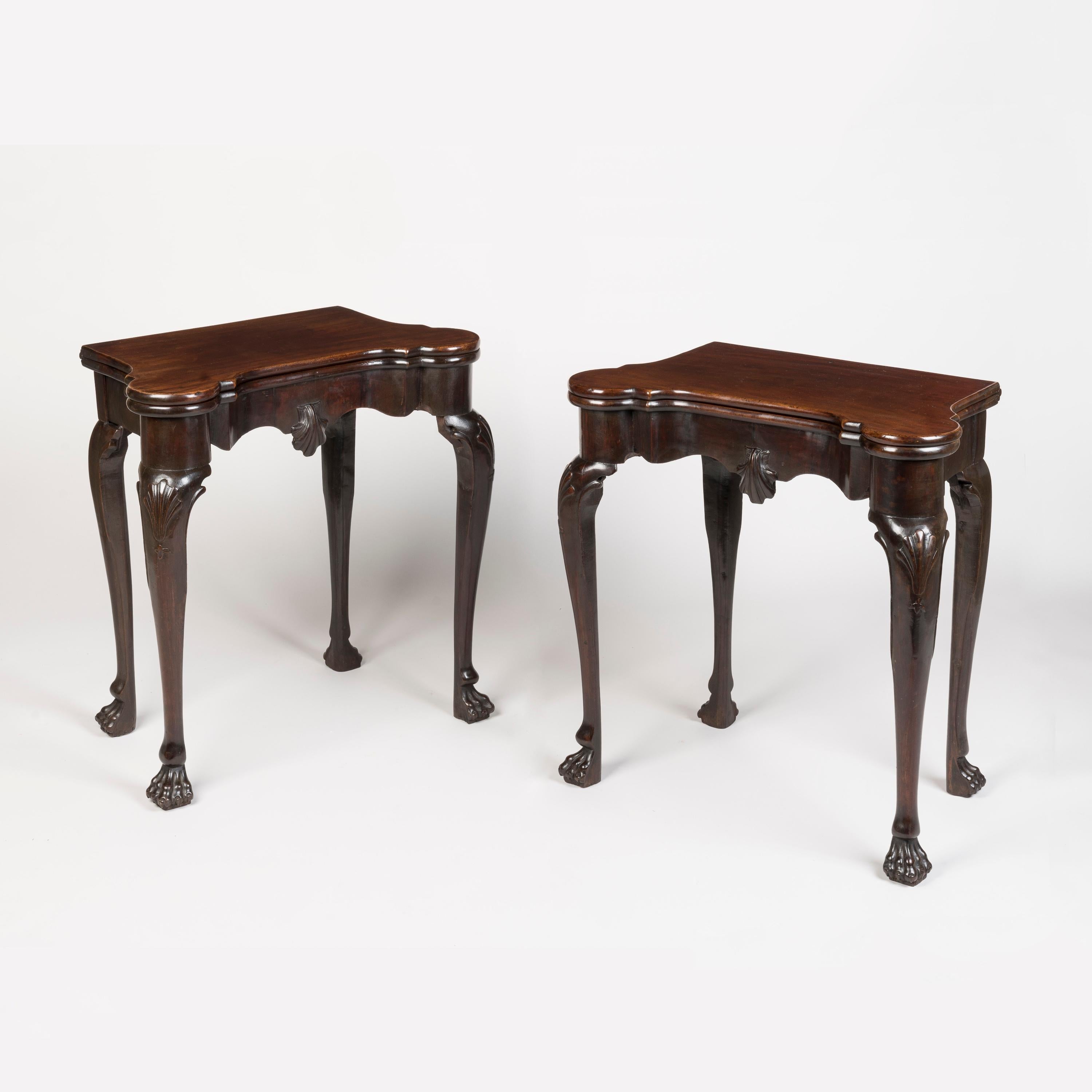 irlandais Paire de petites tables  cartes en acajou de style George II du 18me sicle en vente