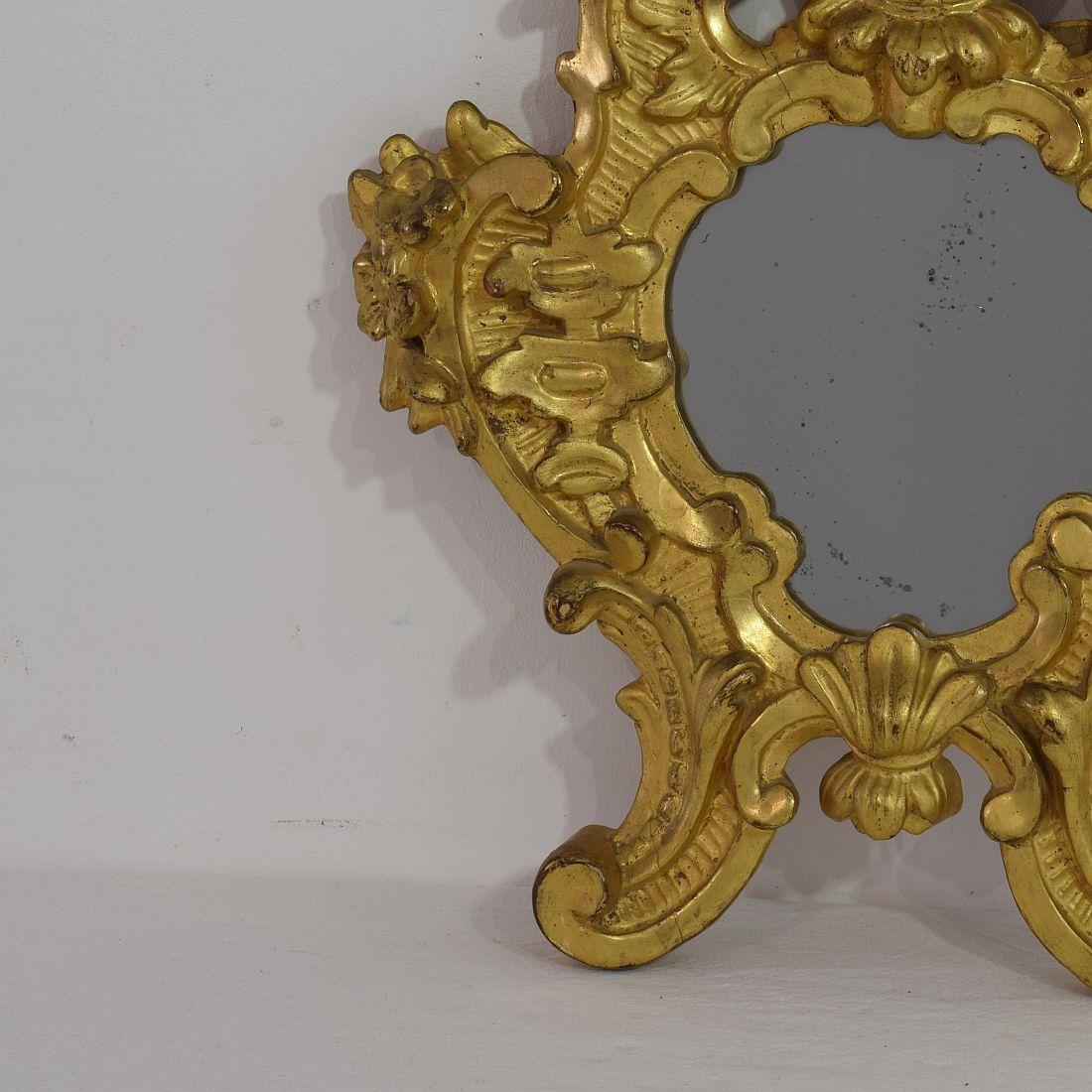 Pair of Small 18th Century, Italian Carved Giltwood Baroque Mirrors In Good Condition In Buisson, FR