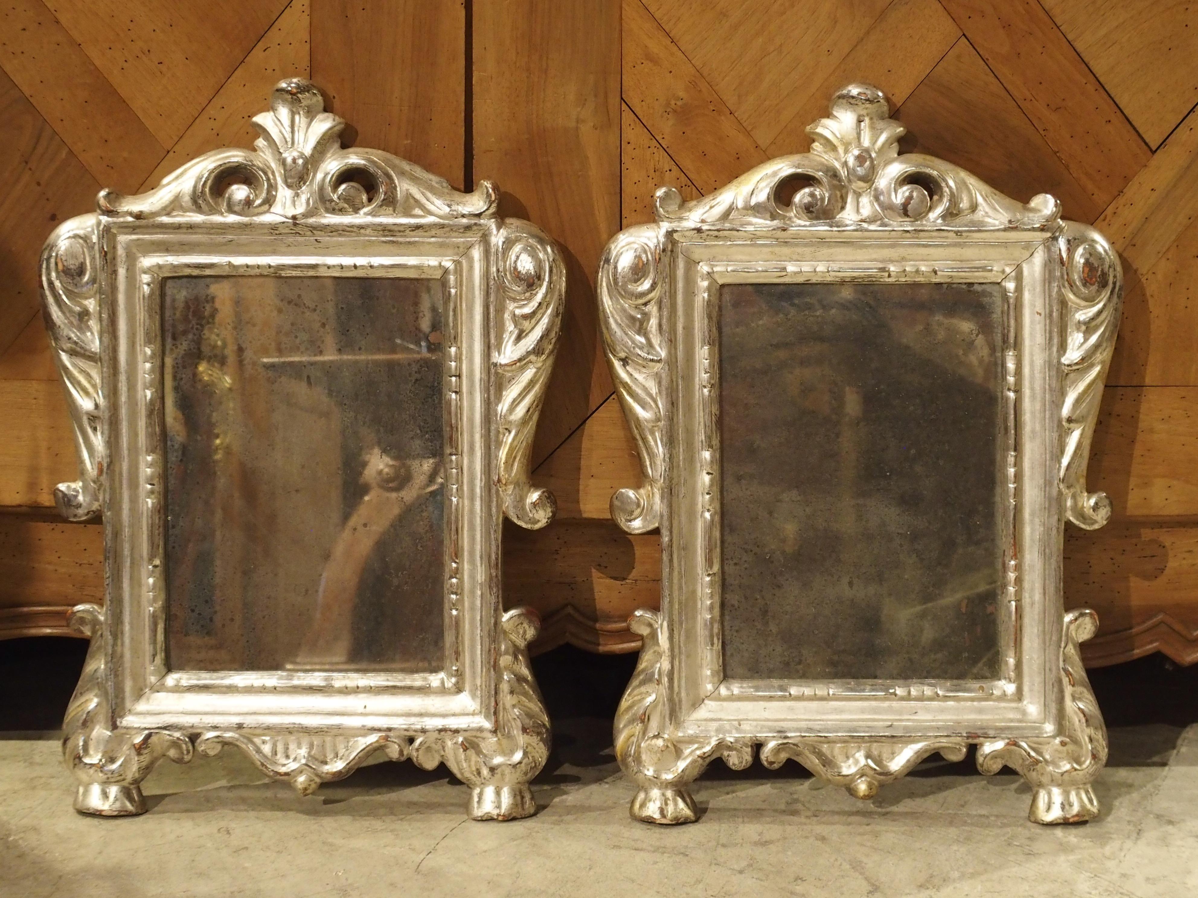 Paire de petits miroirs à feuilles d'argent d'Italie du 18ème siècle en vente 7