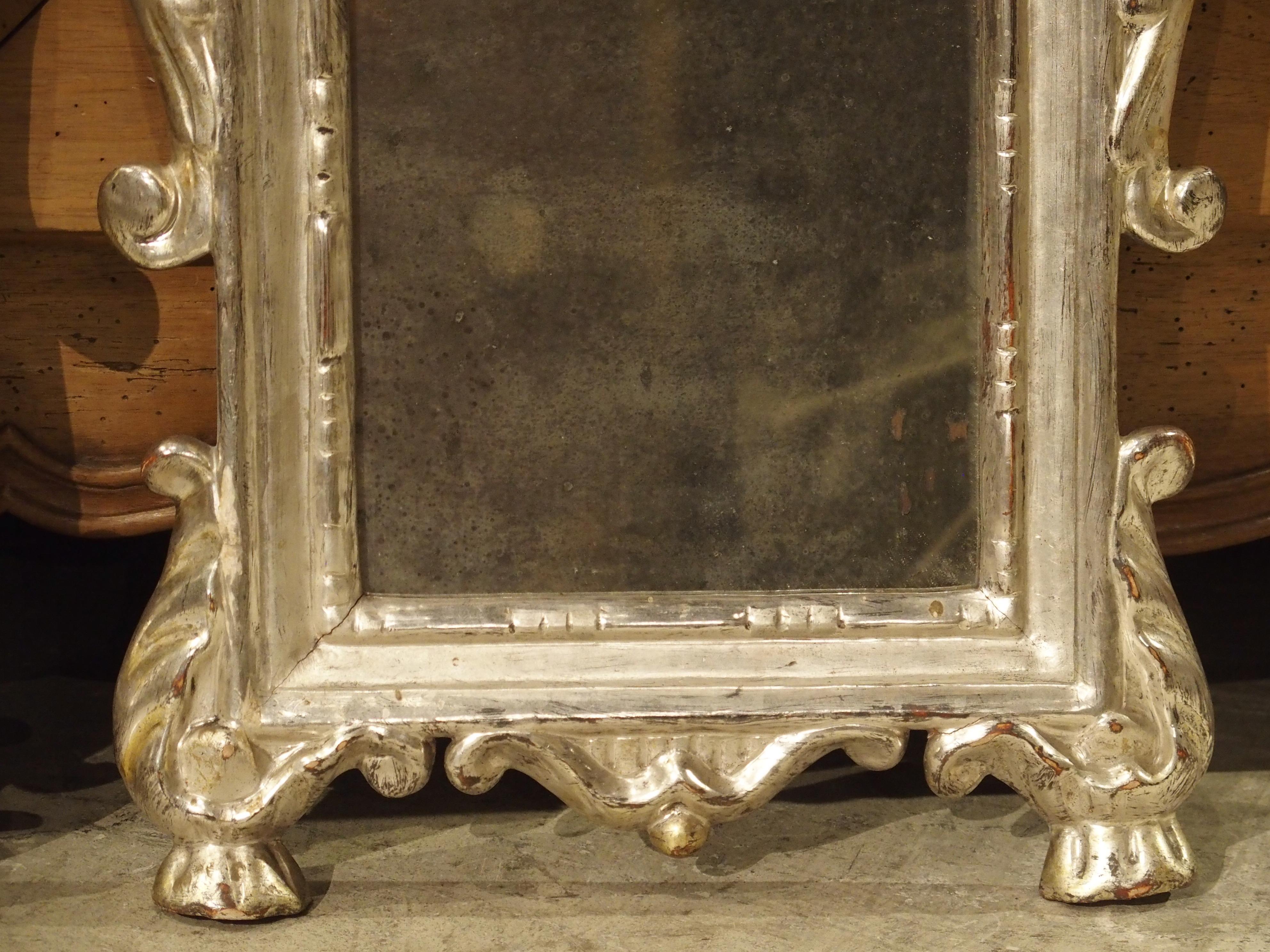XVIIIe siècle et antérieur Paire de petits miroirs à feuilles d'argent d'Italie du 18ème siècle en vente