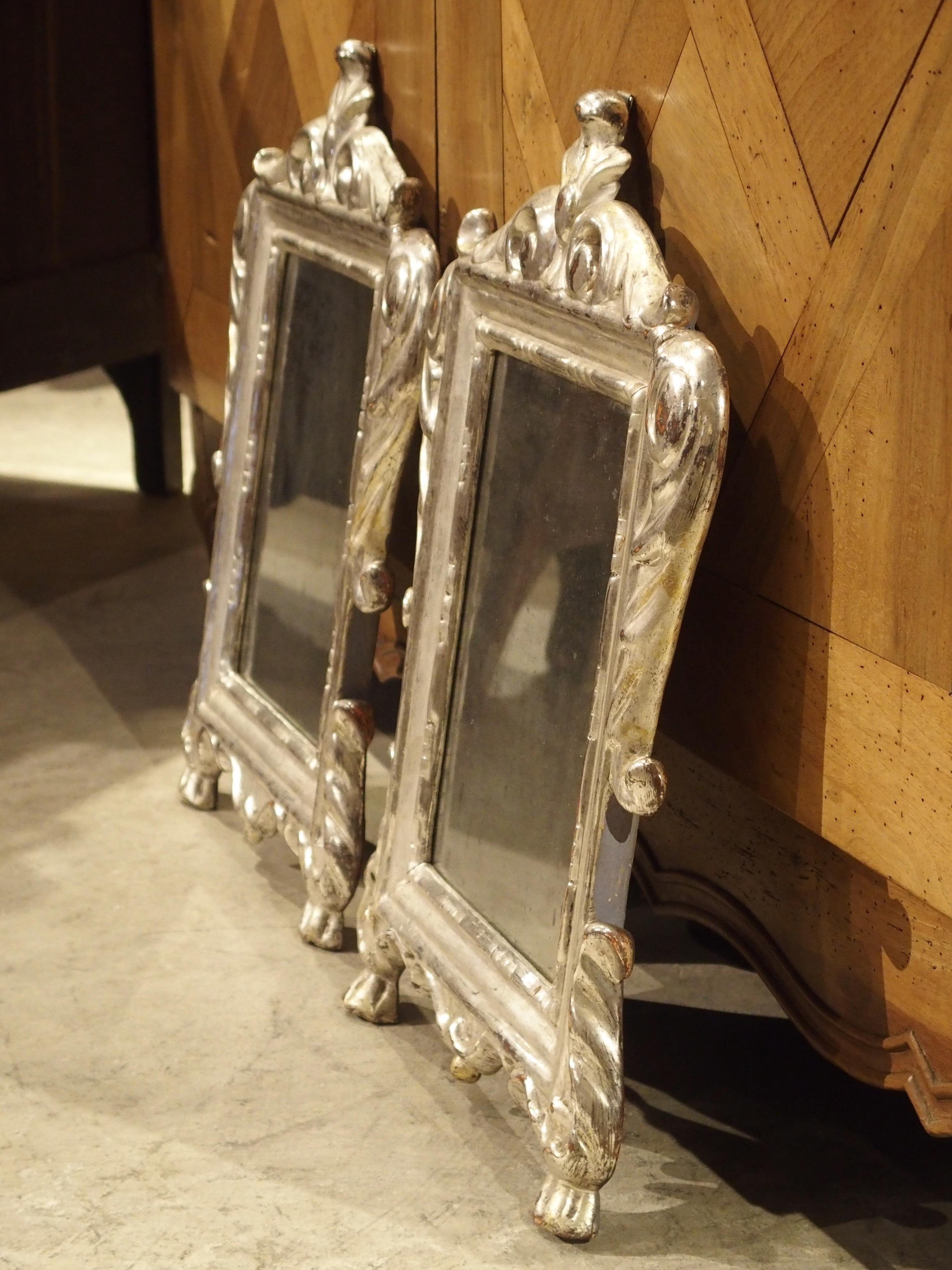 Paire de petits miroirs à feuilles d'argent d'Italie du 18ème siècle en vente 2