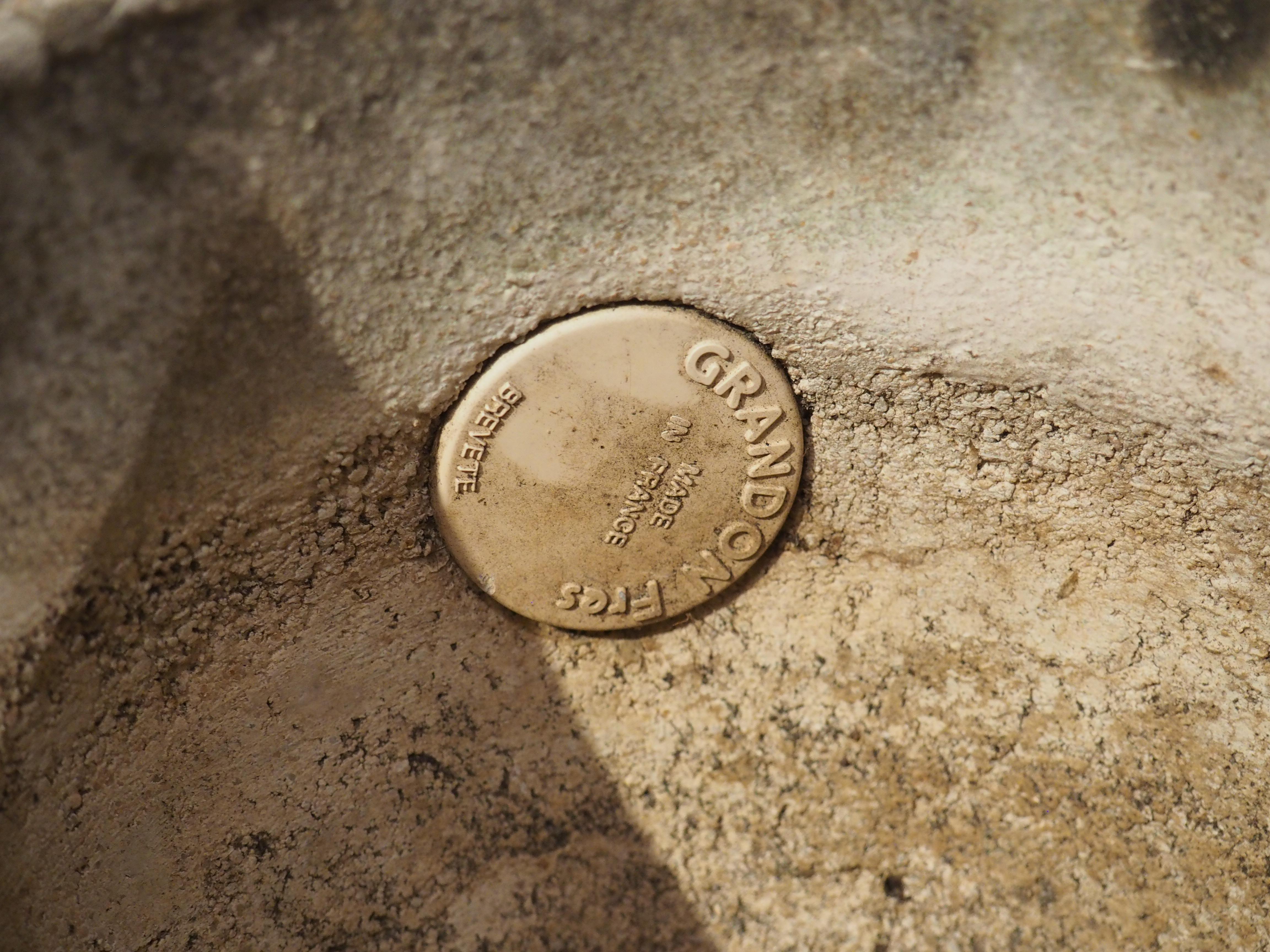 Questa coppia di piccole fioriere in pietra ricomposta è opera della famosa fonderia francese Grandon Frès. In base ai marchi di produzione (visibili negli interni) che riportano la dicitura Brevete, queste fioriere risalgono almeno agli anni '60,