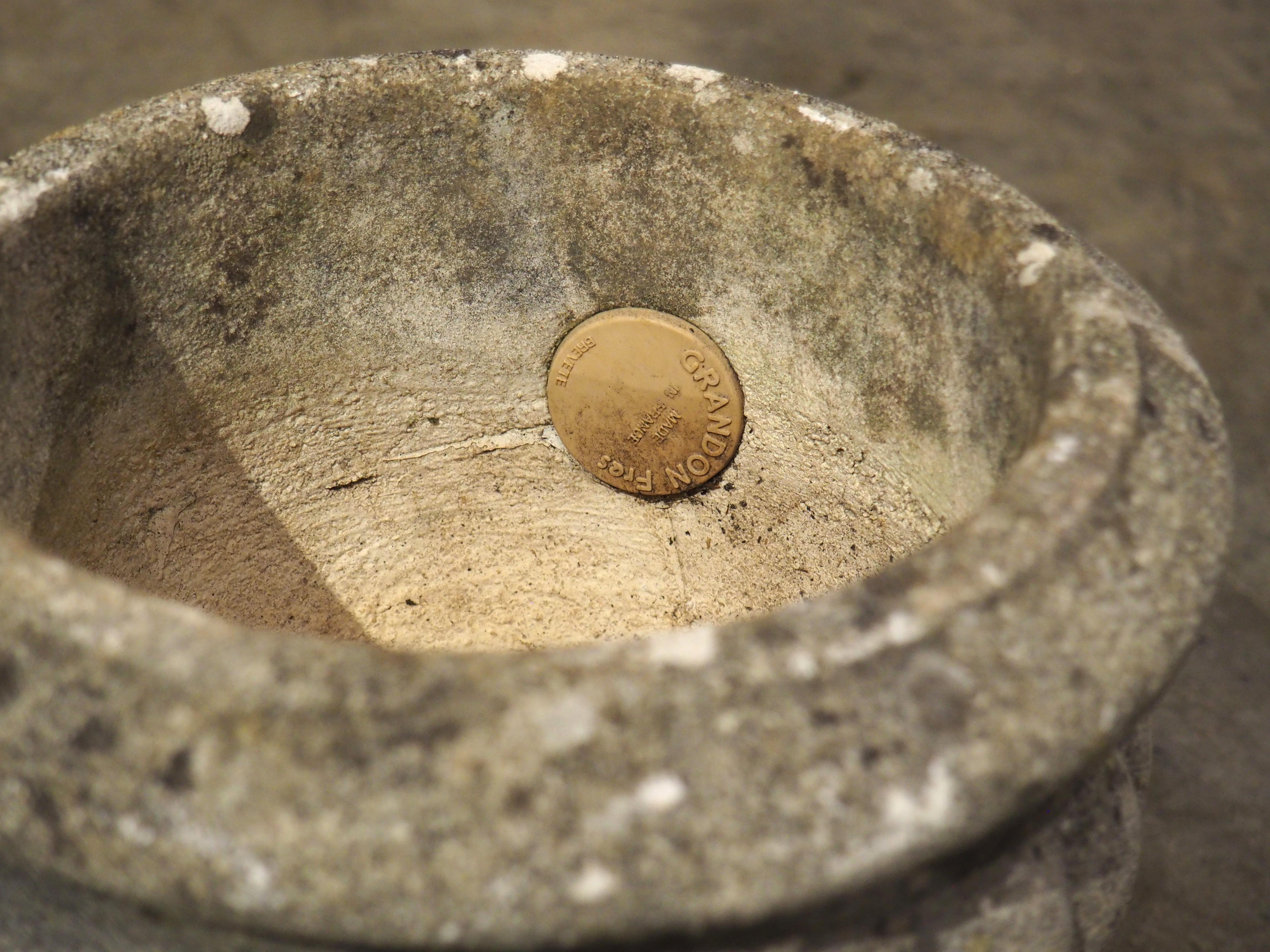 Pietra Coppia di piccole fioriere in pietra ricomposta francese del 1960 di Grandon Frès in vendita