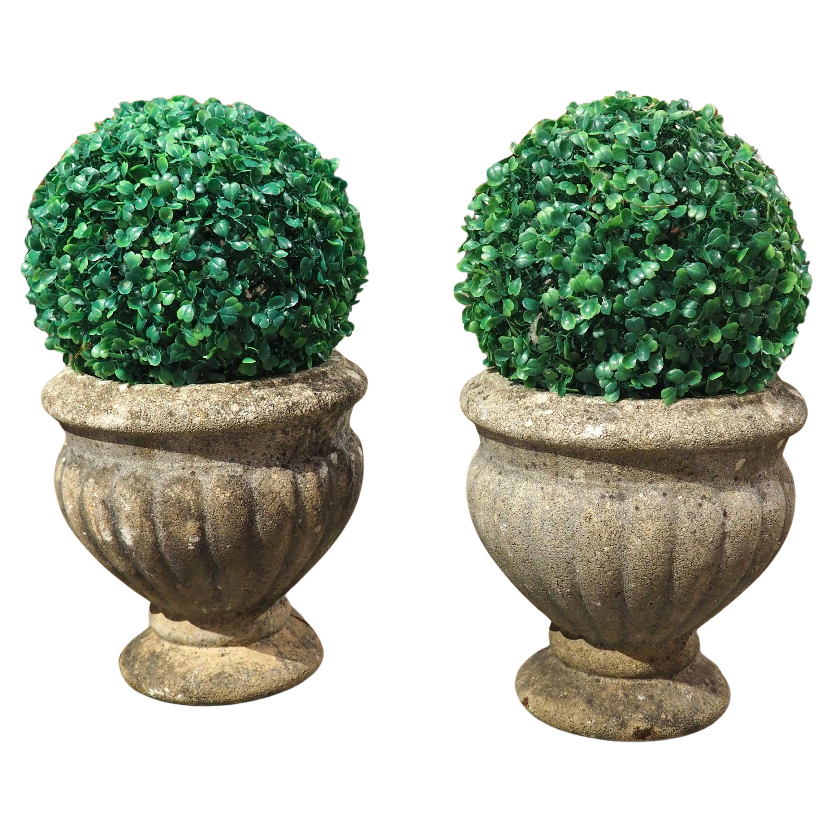 Paire de petites jardinières en pierre reconstituée françaises des années 1960 par Grandon Frès