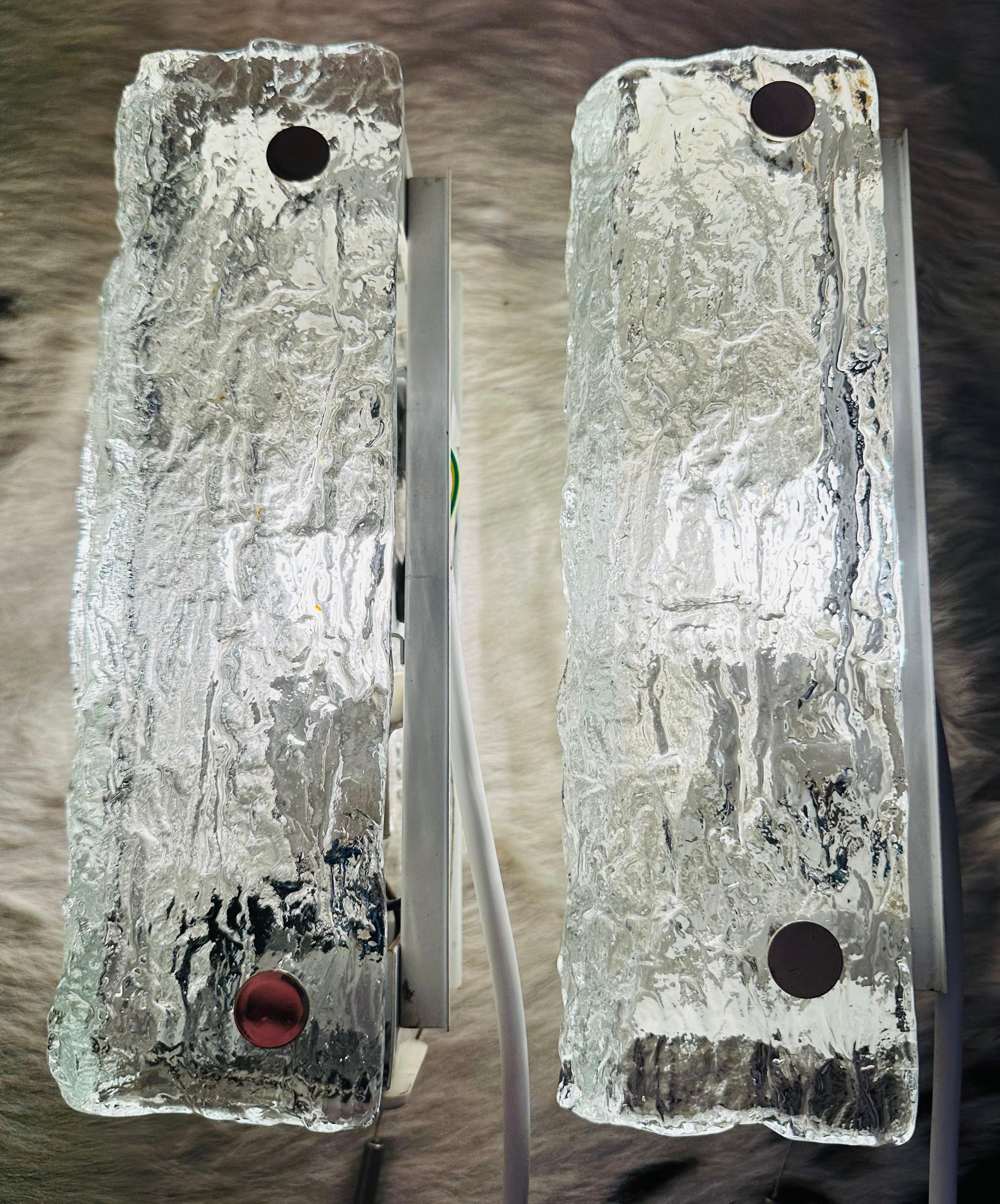 Paar kleine deutsche Kaiser Leuchten aus den 1970er Jahren aus vereistem, strukturiertem Glas Wandleuchten im Zustand „Gut“ im Angebot in London, GB
