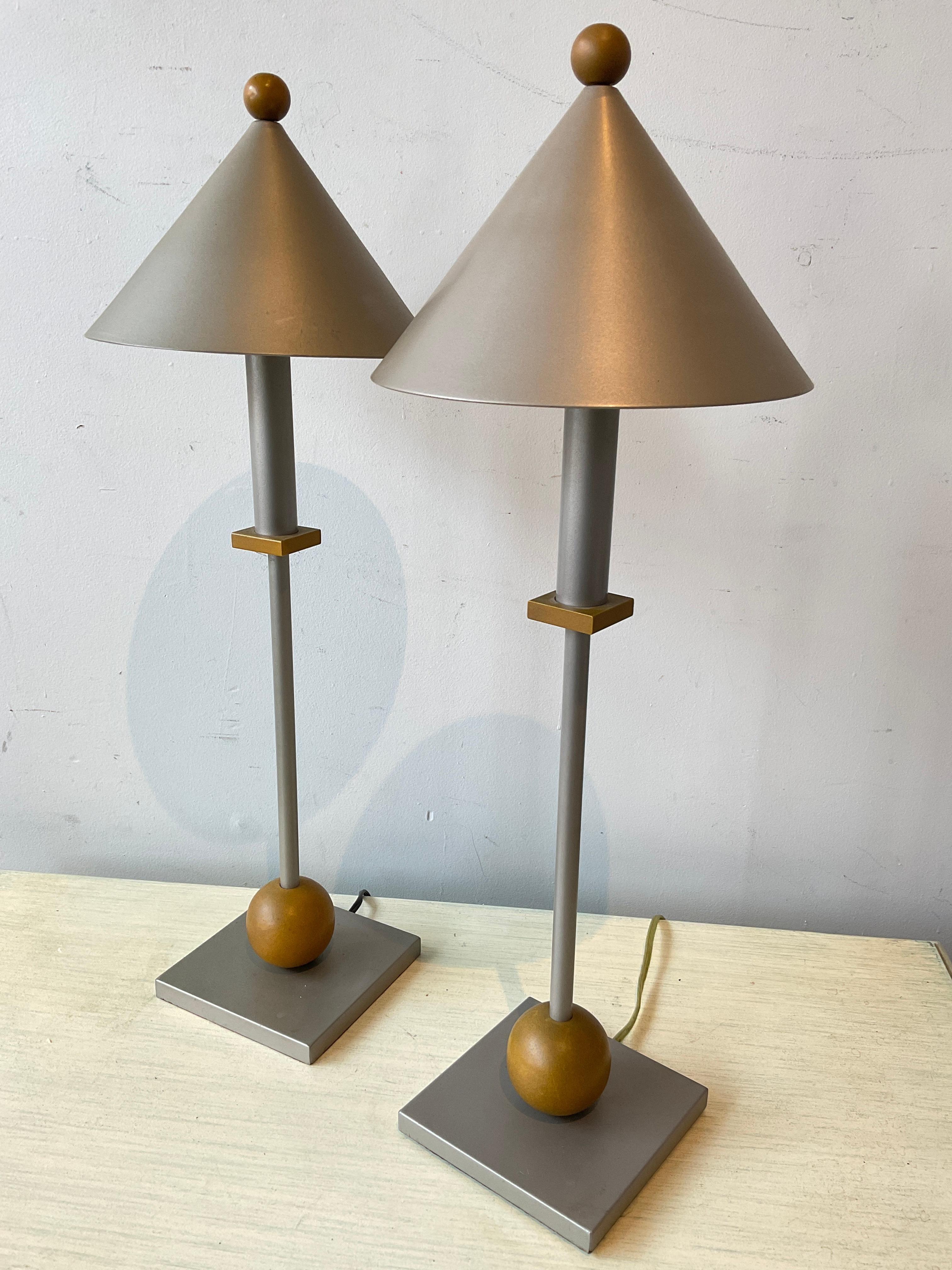 Zwei kleine Tischlampen im Memphis-Stil von George Kovacs.
Originalverkabelung, muss neu verkabelt werden.