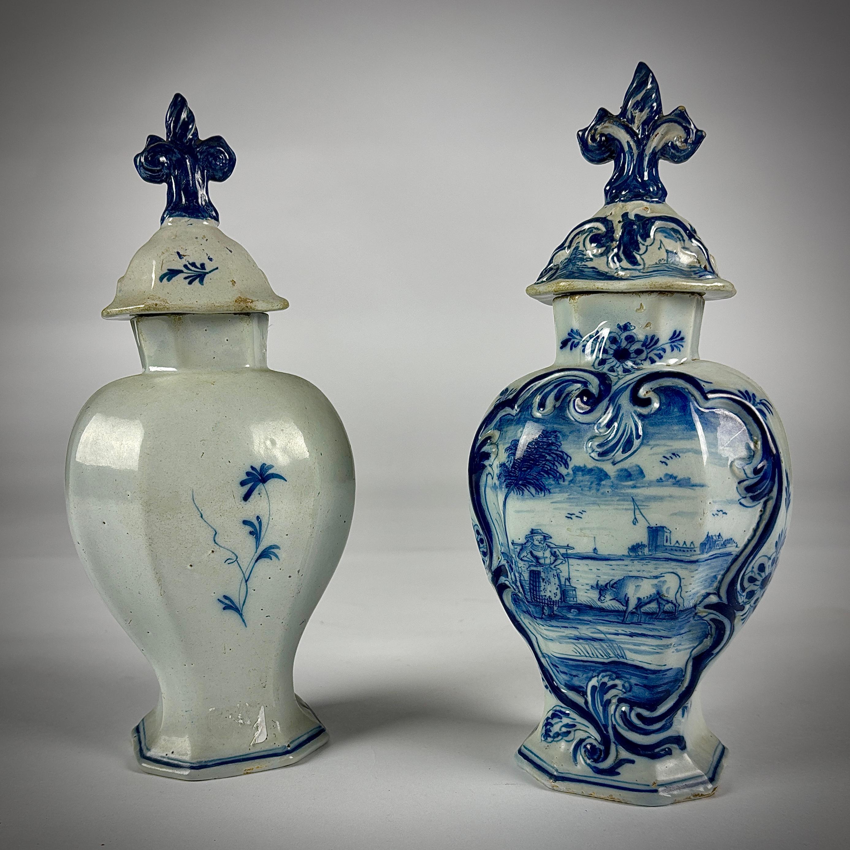 Néerlandais Paire de petits vases couverts en Delft du 19e siècle en vente
