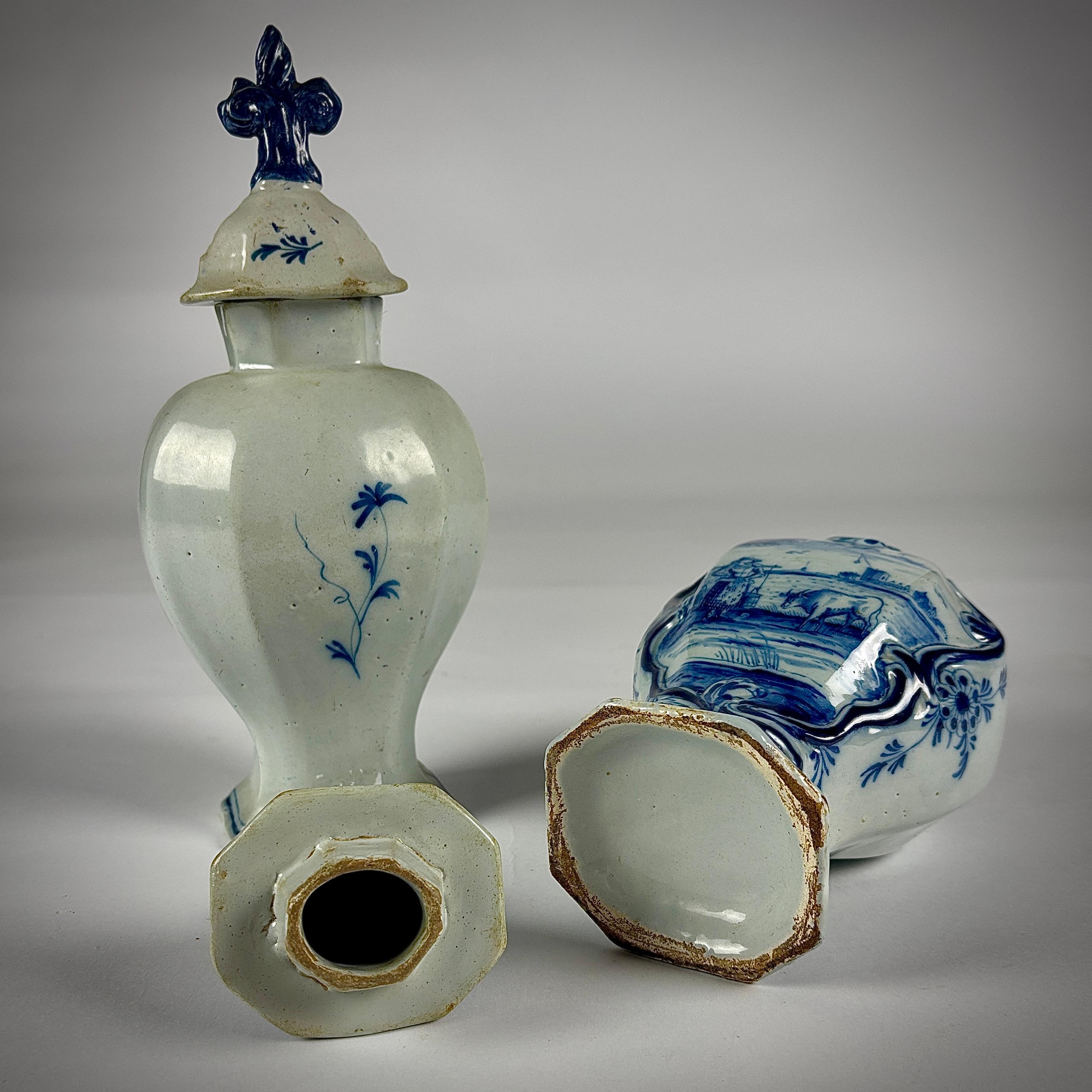 Vernissé Paire de petits vases couverts en Delft du 19e siècle en vente