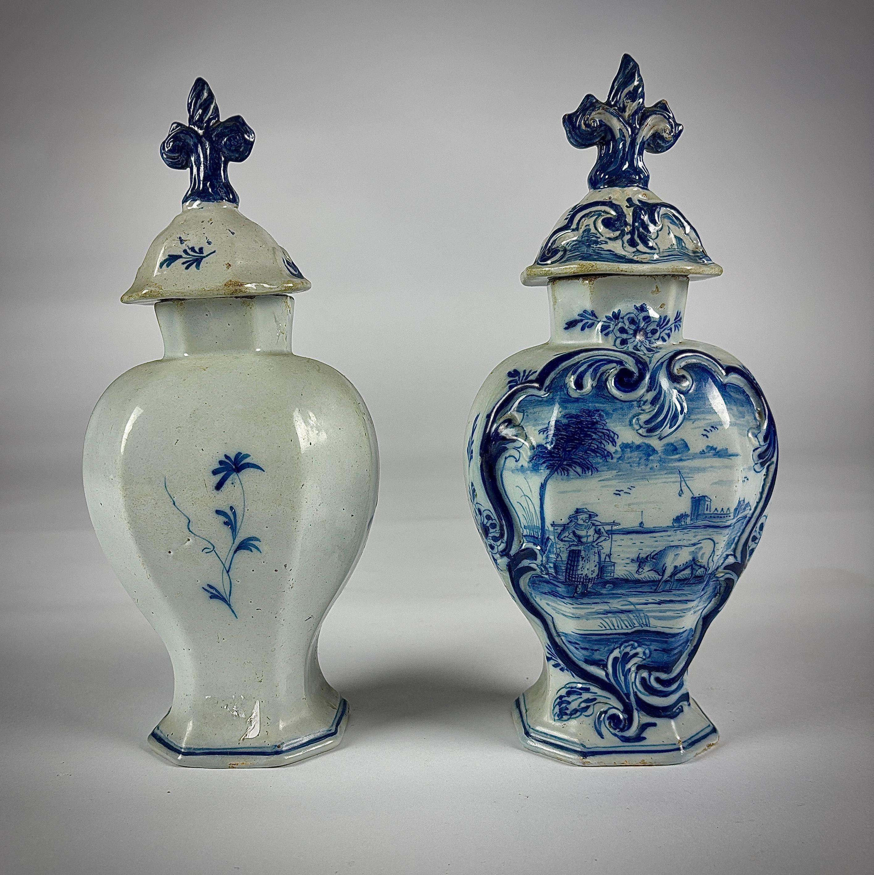 Paire de petits vases couverts en Delft du 19e siècle État moyen - En vente à Pease pottage, West Sussex
