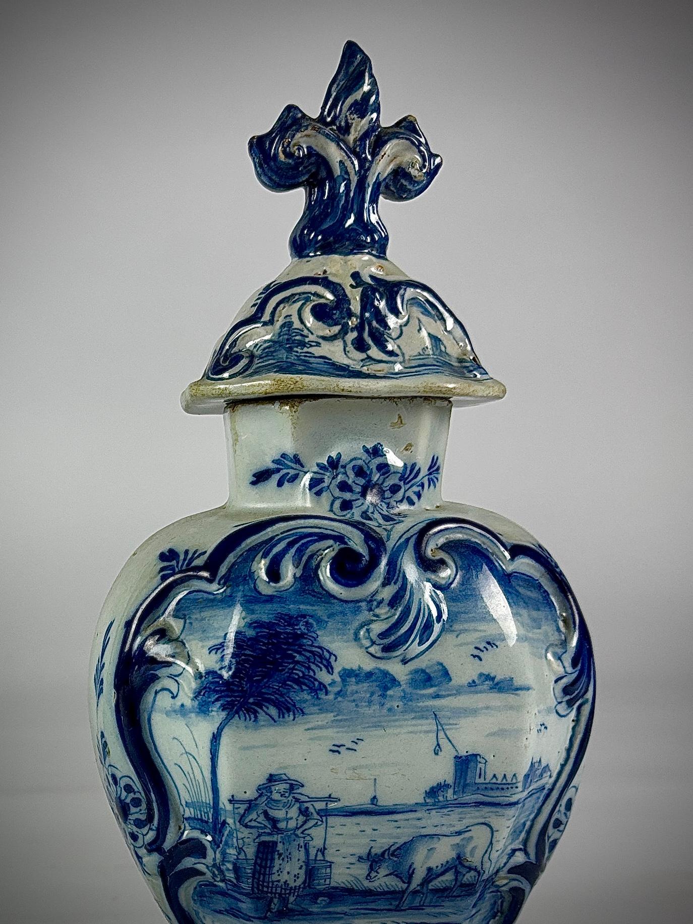 XIXe siècle Paire de petits vases couverts en Delft du 19e siècle en vente