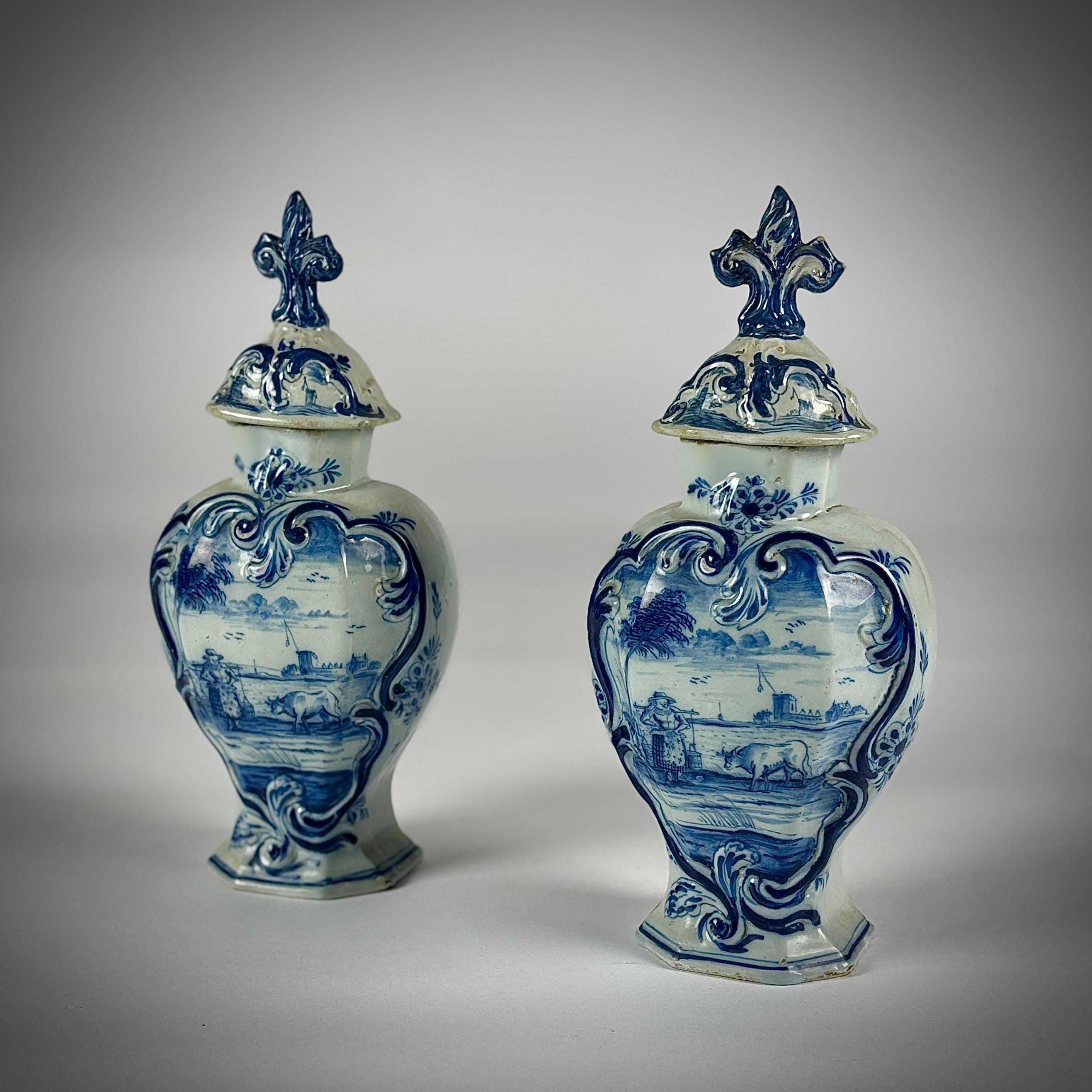 Grès Paire de petits vases couverts en Delft du 19e siècle en vente