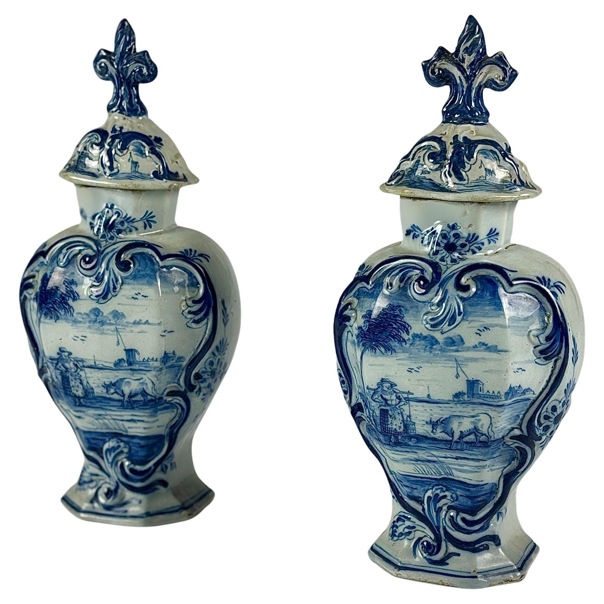 Paire de petits vases couverts en Delft du 19e siècle en vente