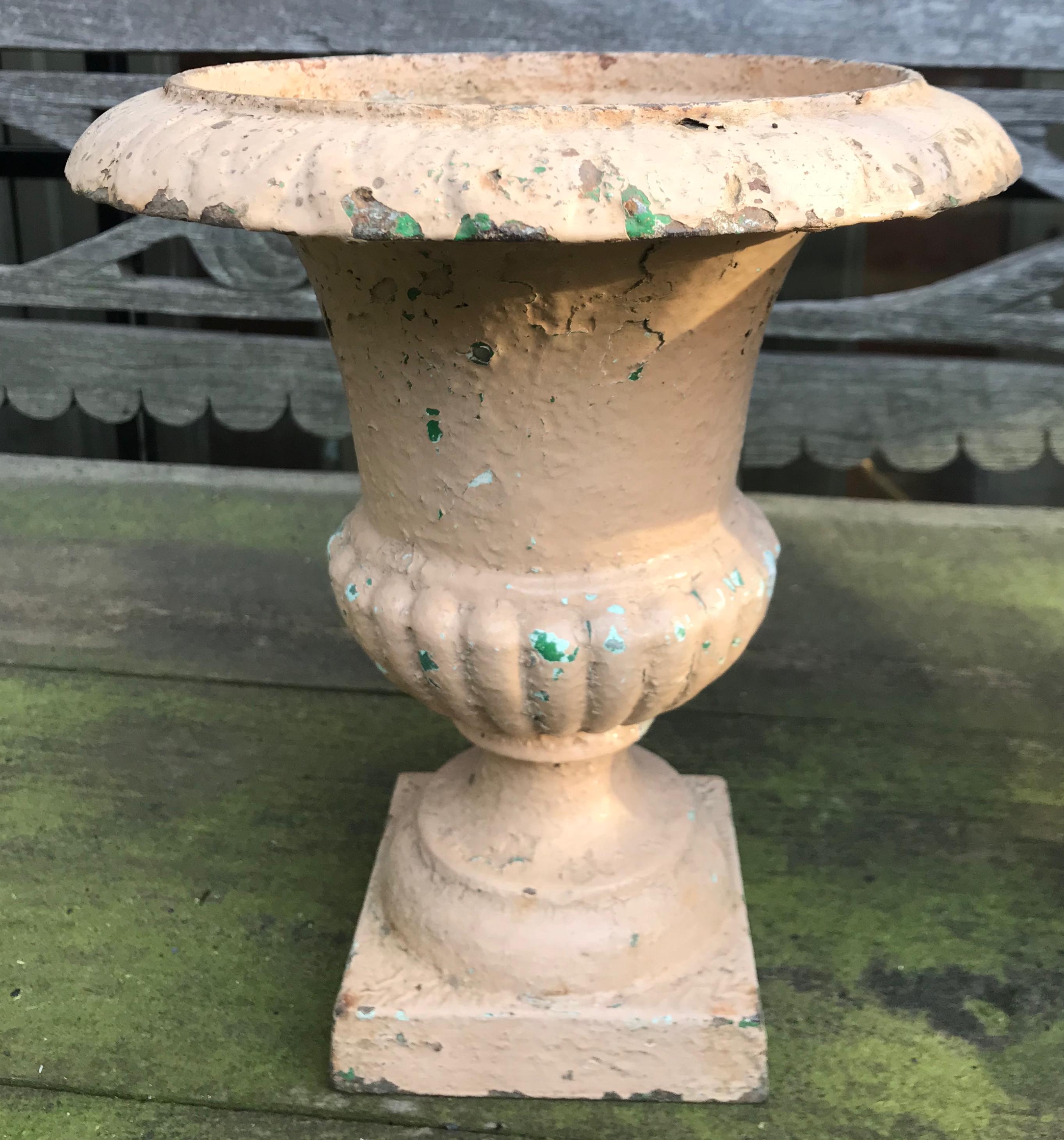 Pair of Small 19th Century French Neoclassical Cast Iron Urns In Good Condition For Sale In Antwerp, BE