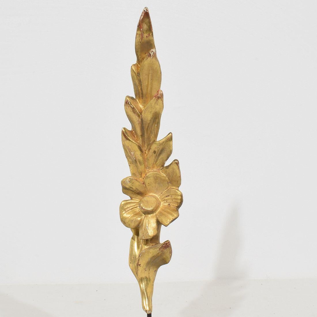 Paire de petits ornements italiens du XIXe siècle en bois doré sculpté de style baroque en vente 5