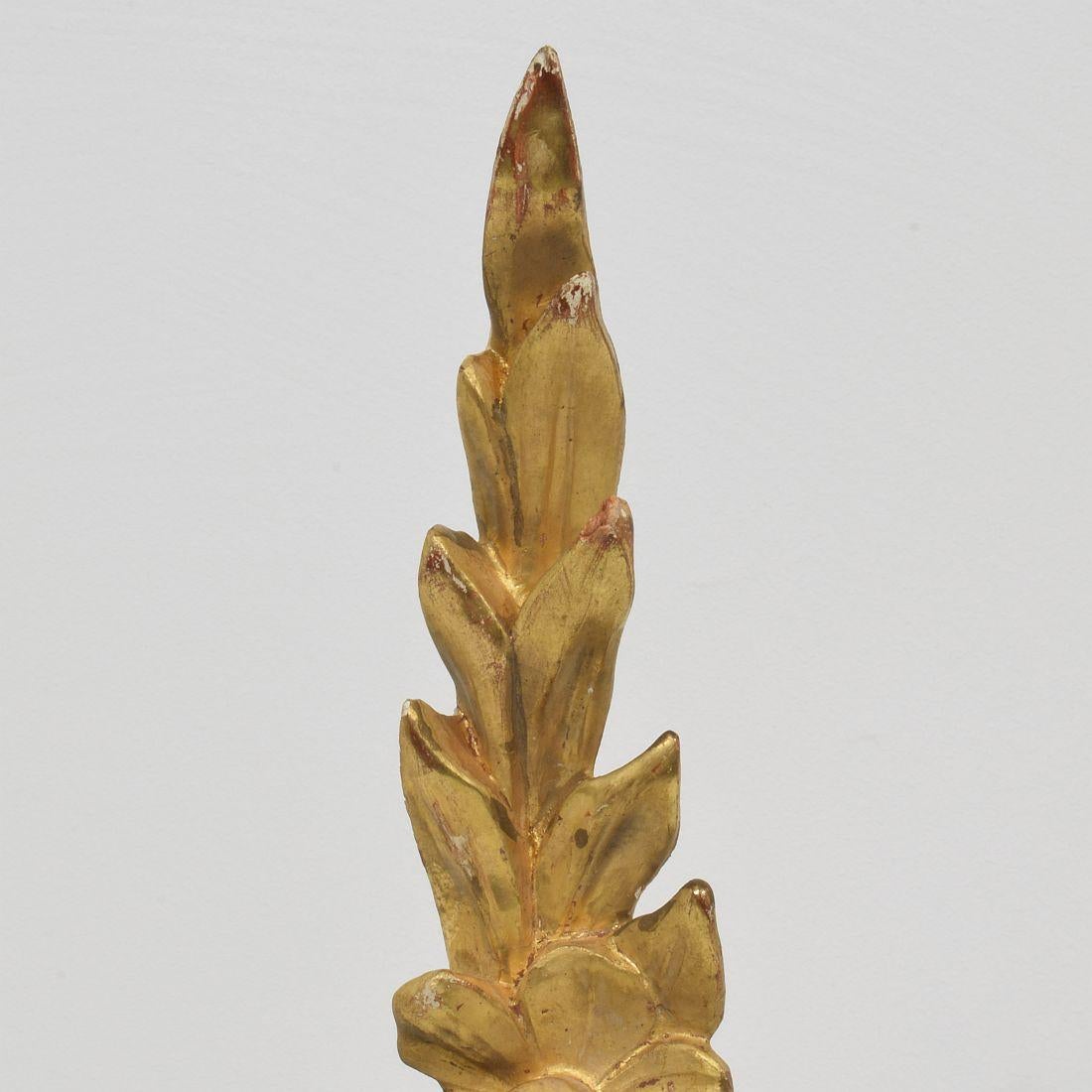 Paire de petits ornements italiens du XIXe siècle en bois doré sculpté de style baroque en vente 6