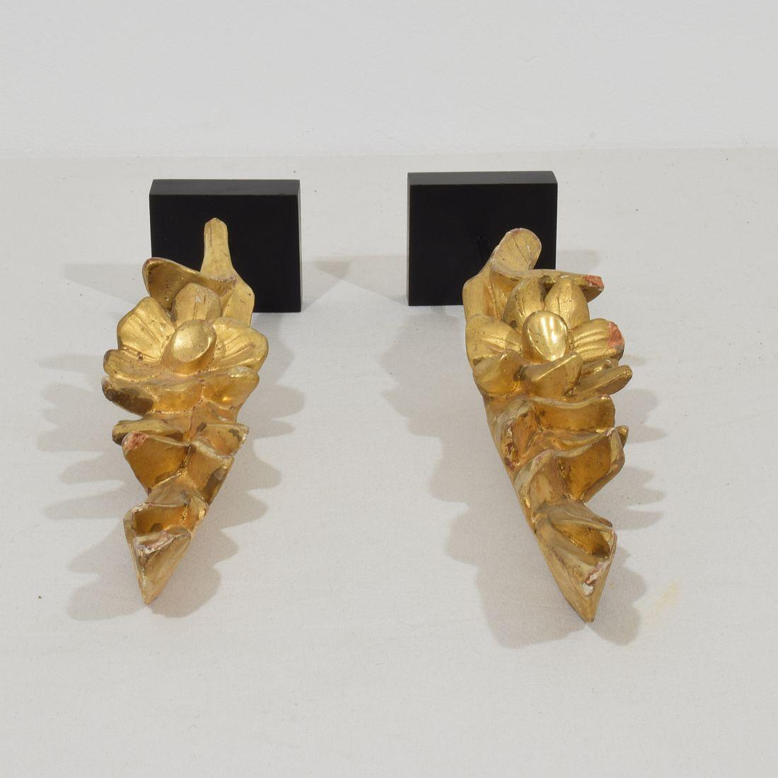 Paire de petits ornements italiens du XIXe siècle en bois doré sculpté de style baroque en vente 8
