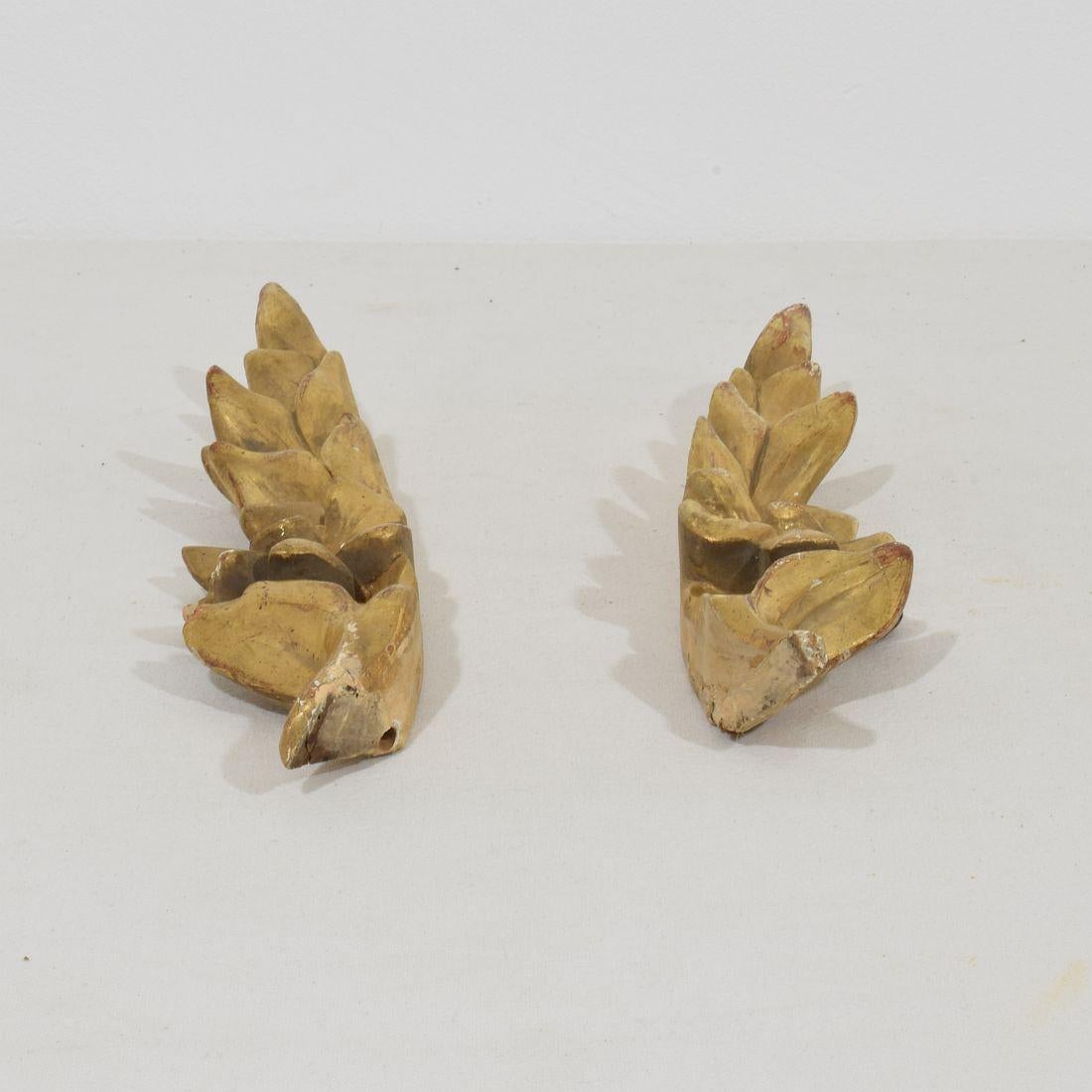 Paire de petits ornements italiens du XIXe siècle en bois doré sculpté de style baroque en vente 9