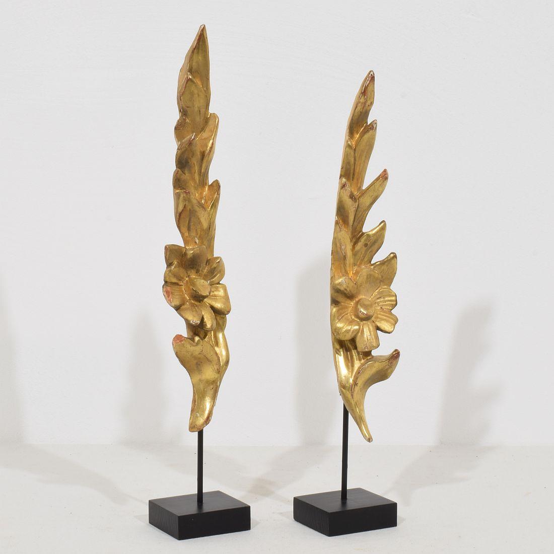 Sculpté à la main Paire de petits ornements italiens du XIXe siècle en bois doré sculpté de style baroque en vente
