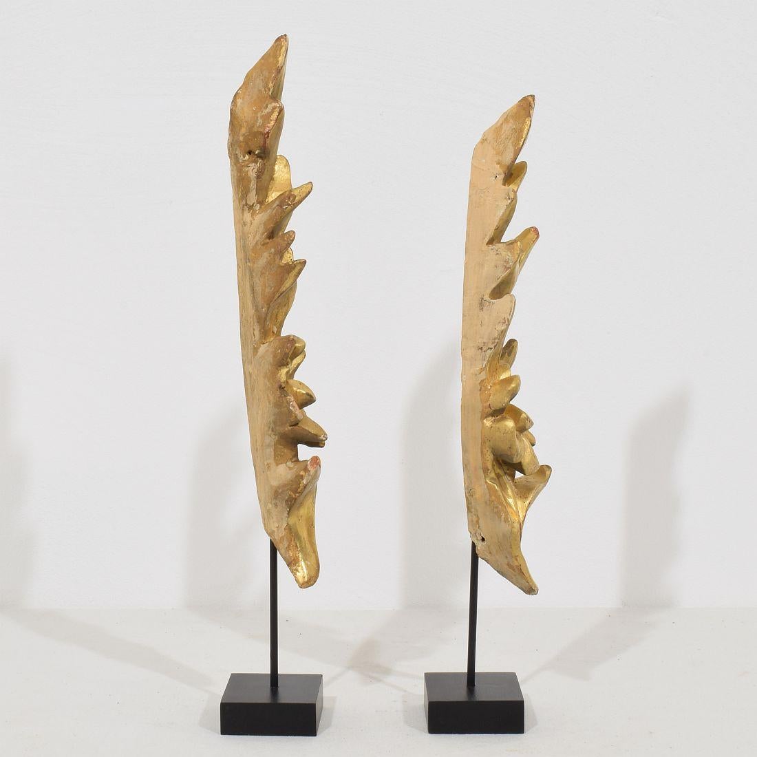 Paire de petits ornements italiens du XIXe siècle en bois doré sculpté de style baroque Bon état - En vente à Buisson, FR