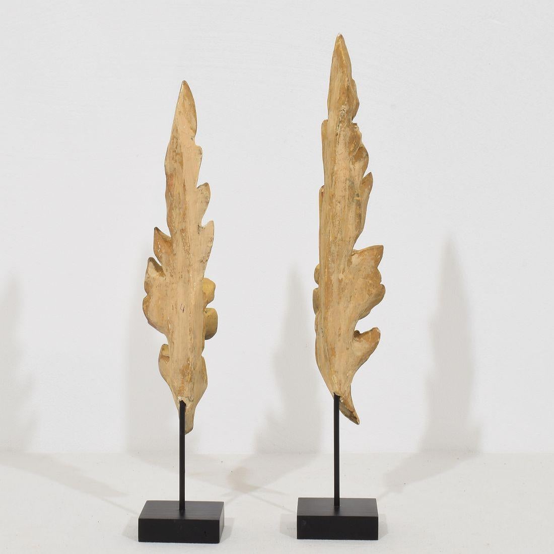 Bois Paire de petits ornements italiens du XIXe siècle en bois doré sculpté de style baroque en vente