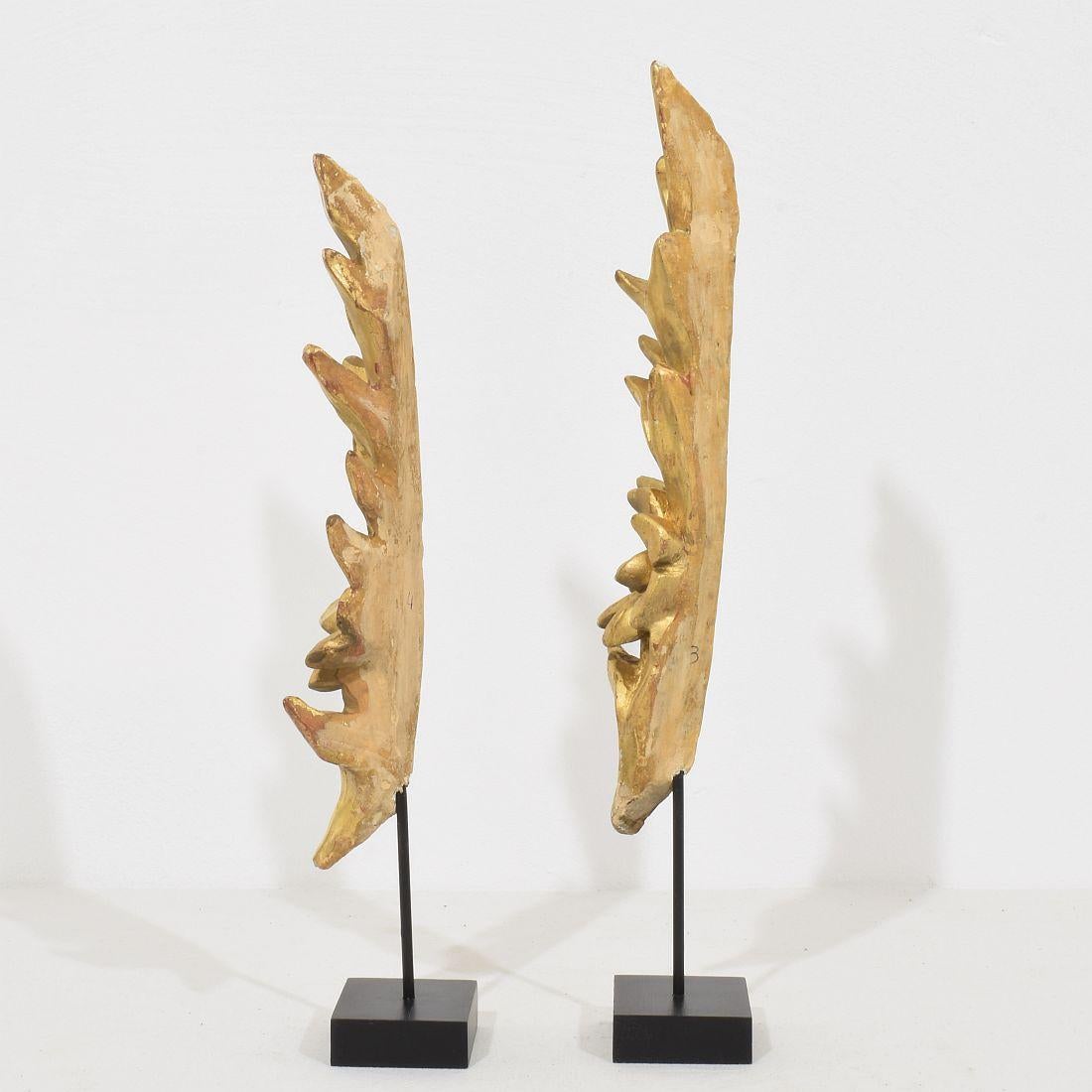 Paire de petits ornements italiens du XIXe siècle en bois doré sculpté de style baroque en vente 1