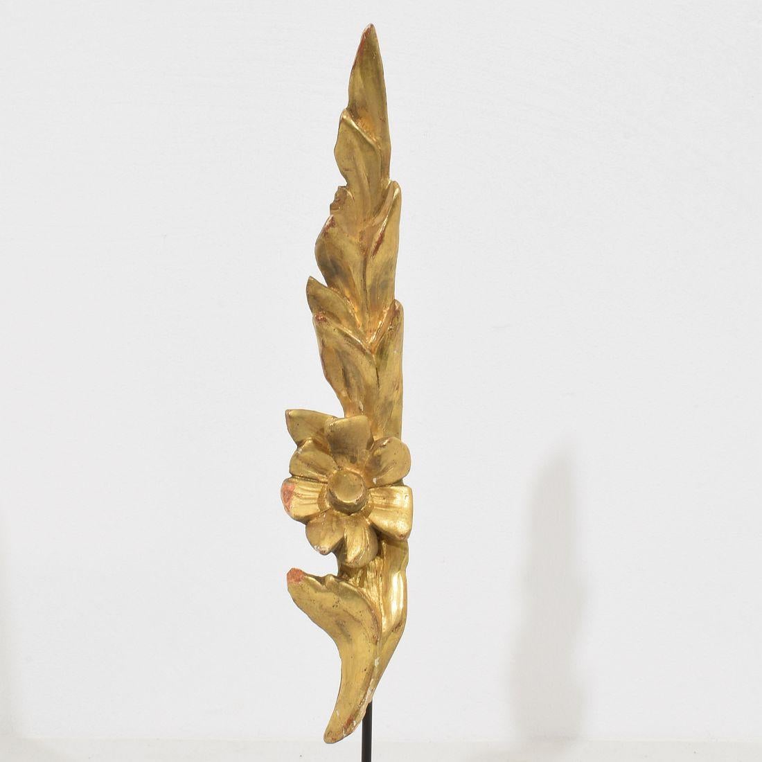 Paire de petits ornements italiens du XIXe siècle en bois doré sculpté de style baroque en vente 2