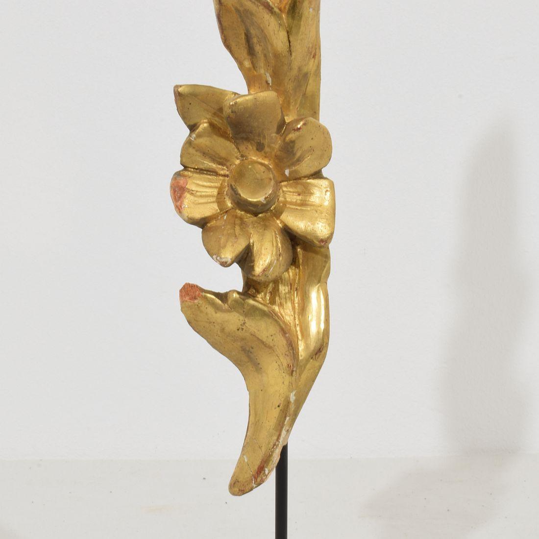 Paire de petits ornements italiens du XIXe siècle en bois doré sculpté de style baroque en vente 4