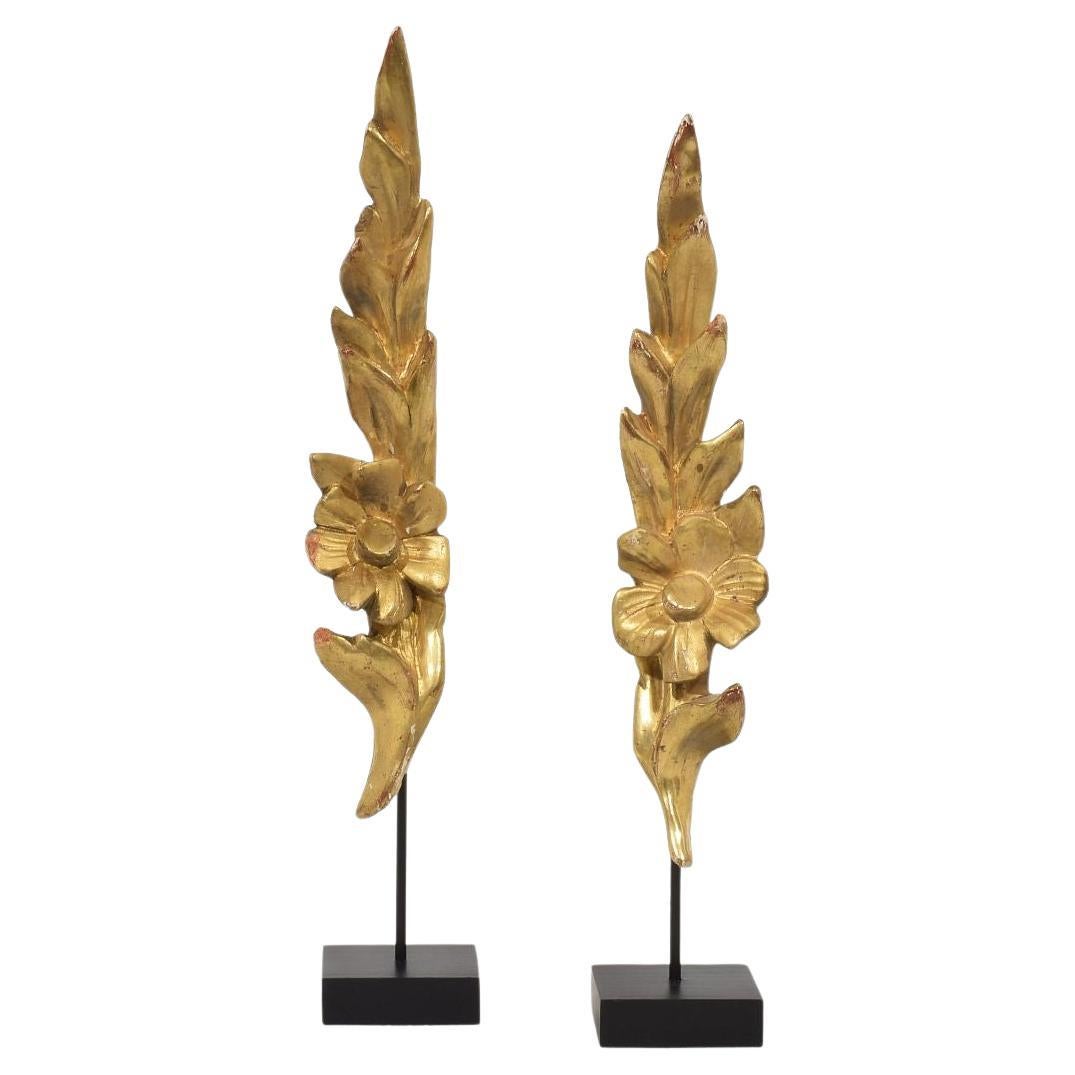 Paire de petits ornements italiens du XIXe siècle en bois doré sculpté de style baroque