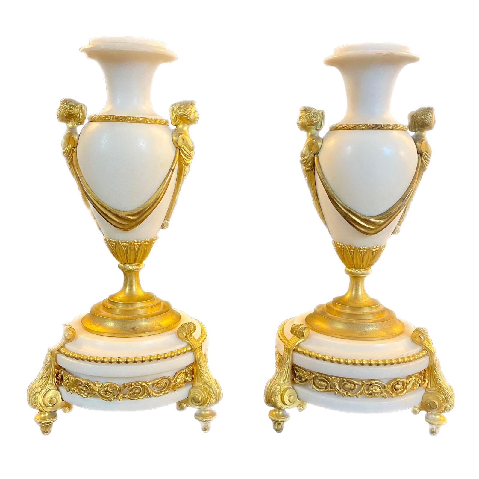 Coppia di piccole urne del XIX secolo in marmo bianco e bronzo dorato