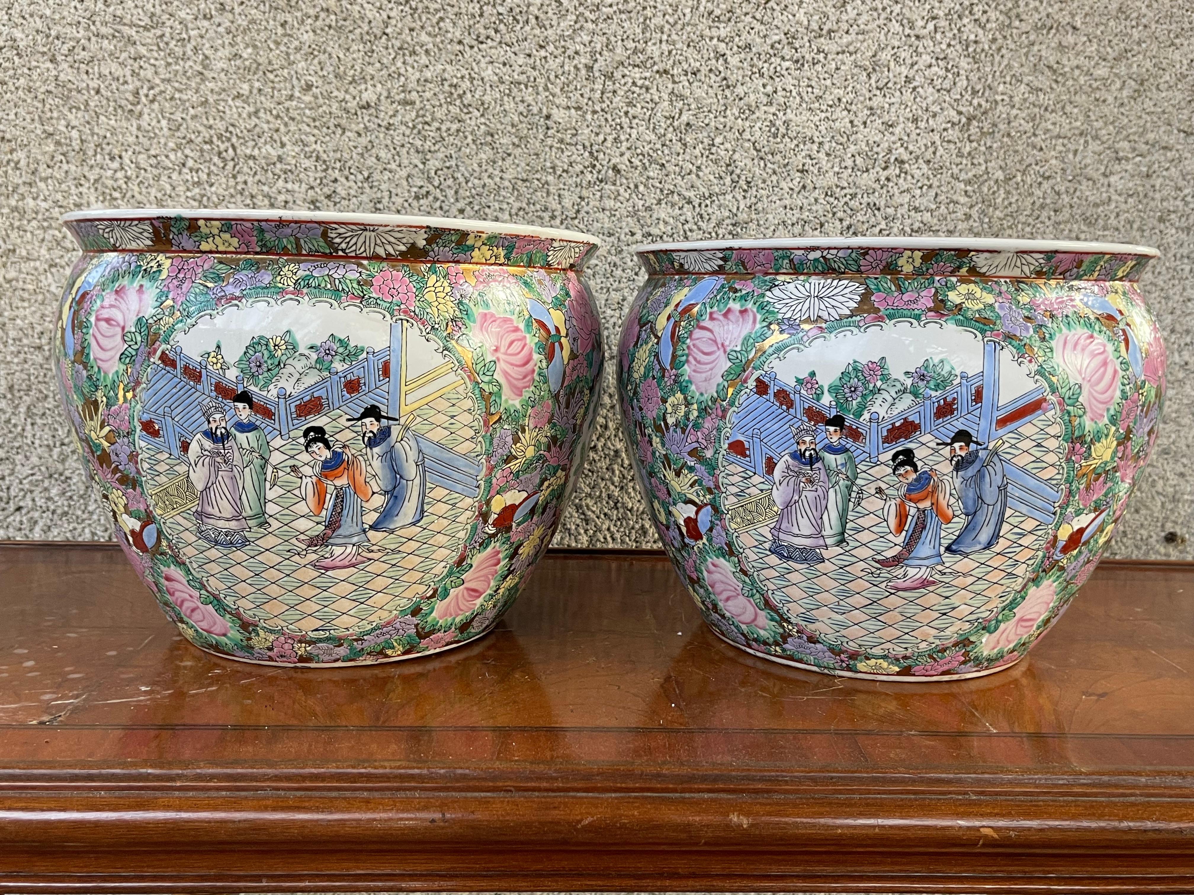 Se trata de una encantadora pareja de jardineras decorativas antiguas, de cerámica china, de finales del siglo XX. Presenta una deseable pátina envejecida y está en buen estado de conservación. El acabado pintado a mano presenta una atractiva paleta
