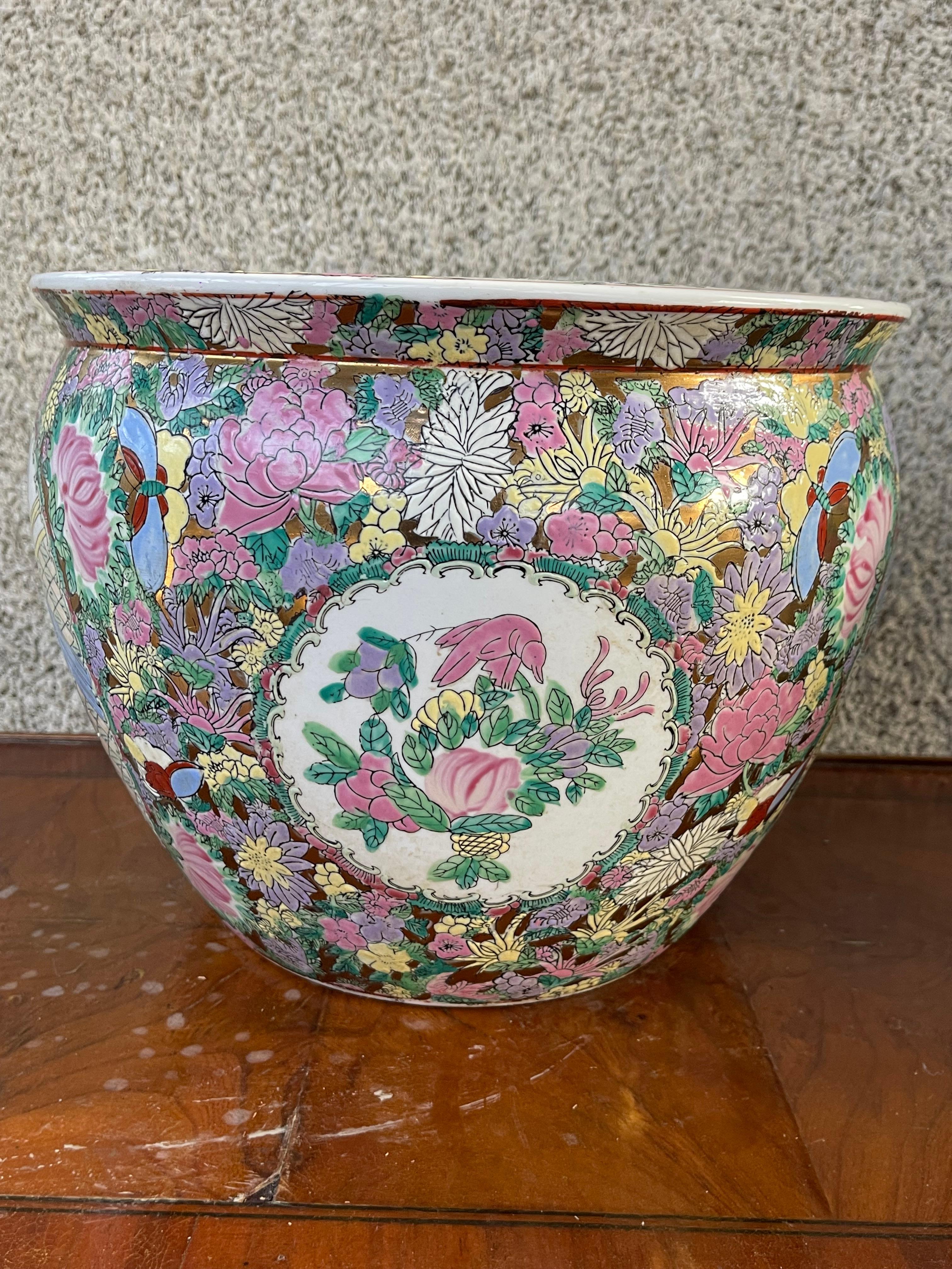 Pareja de Pequeñas peceras de porcelana china del siglo XX Jardinera Pintado a mano en venta