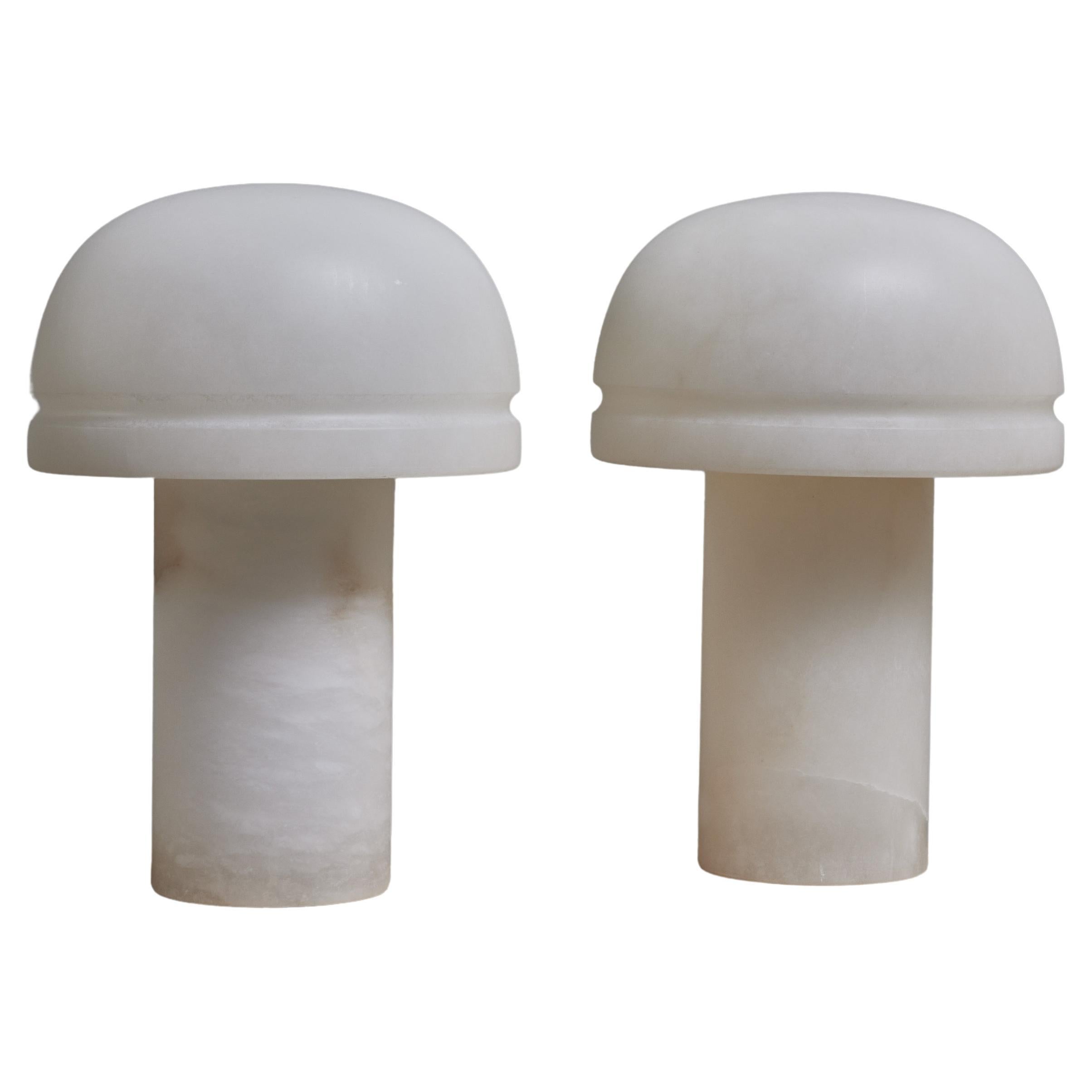 Paire de petites lampes de table en albâtre en vente