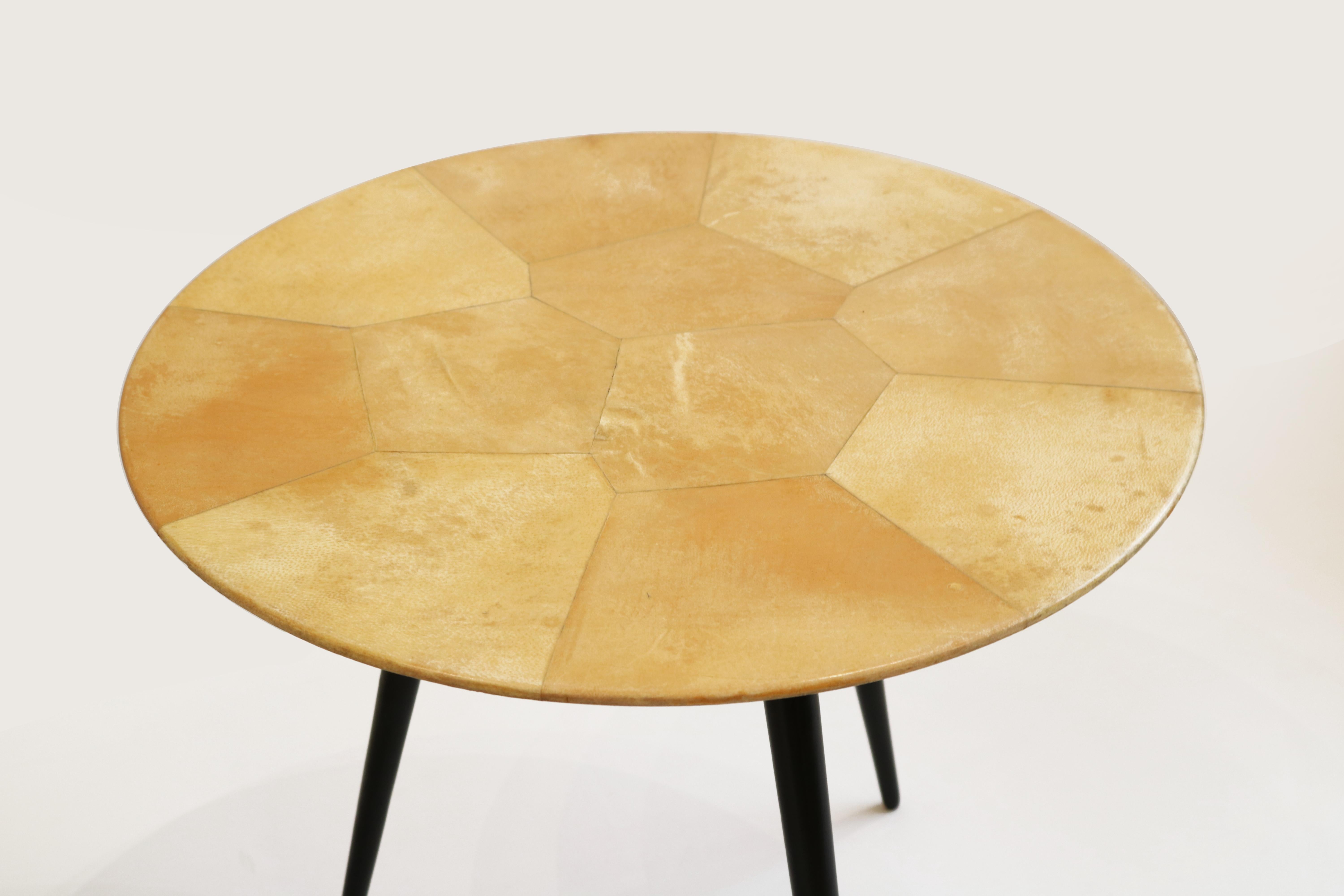 Pareja de mesitas auxiliares redondas modernistas Aldo Tura. 
Tapas cubiertas de segmentos geométricos de pergamino y
descansando sobre una base trípode con patas ebonizadas. 
Una de las mesas tiene la etiqueta original de Aldo Tura en la parte