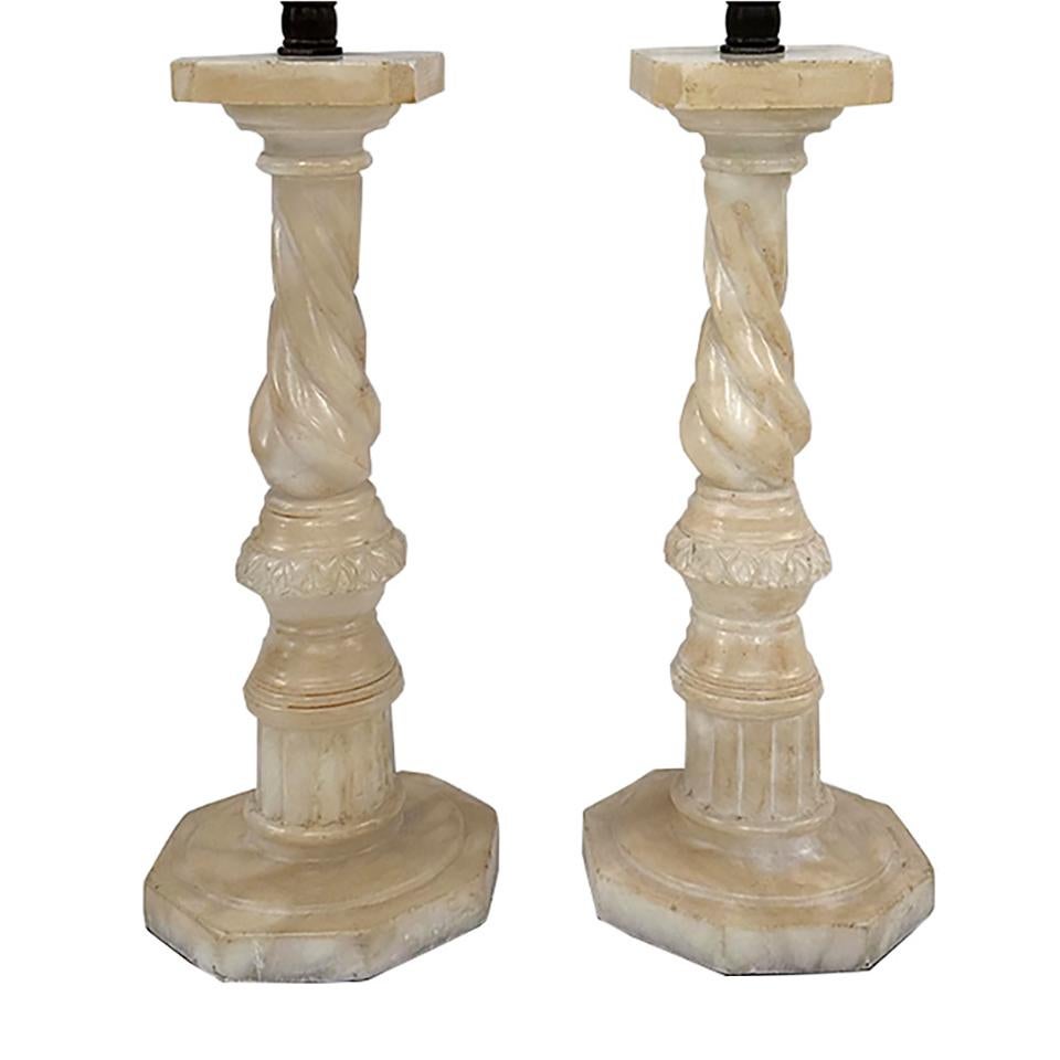 Paire de lampes de table en forme de colonne torsadée en albâtre blanc des années 1920.
Mesures :
Hauteur du corps : 10.25