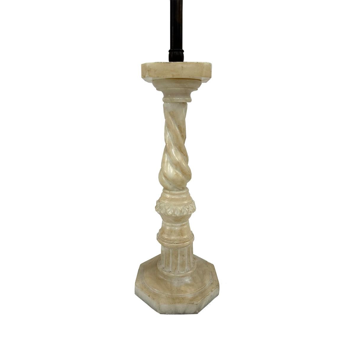 italien Paire de petites lampes anciennes en albâtre en vente