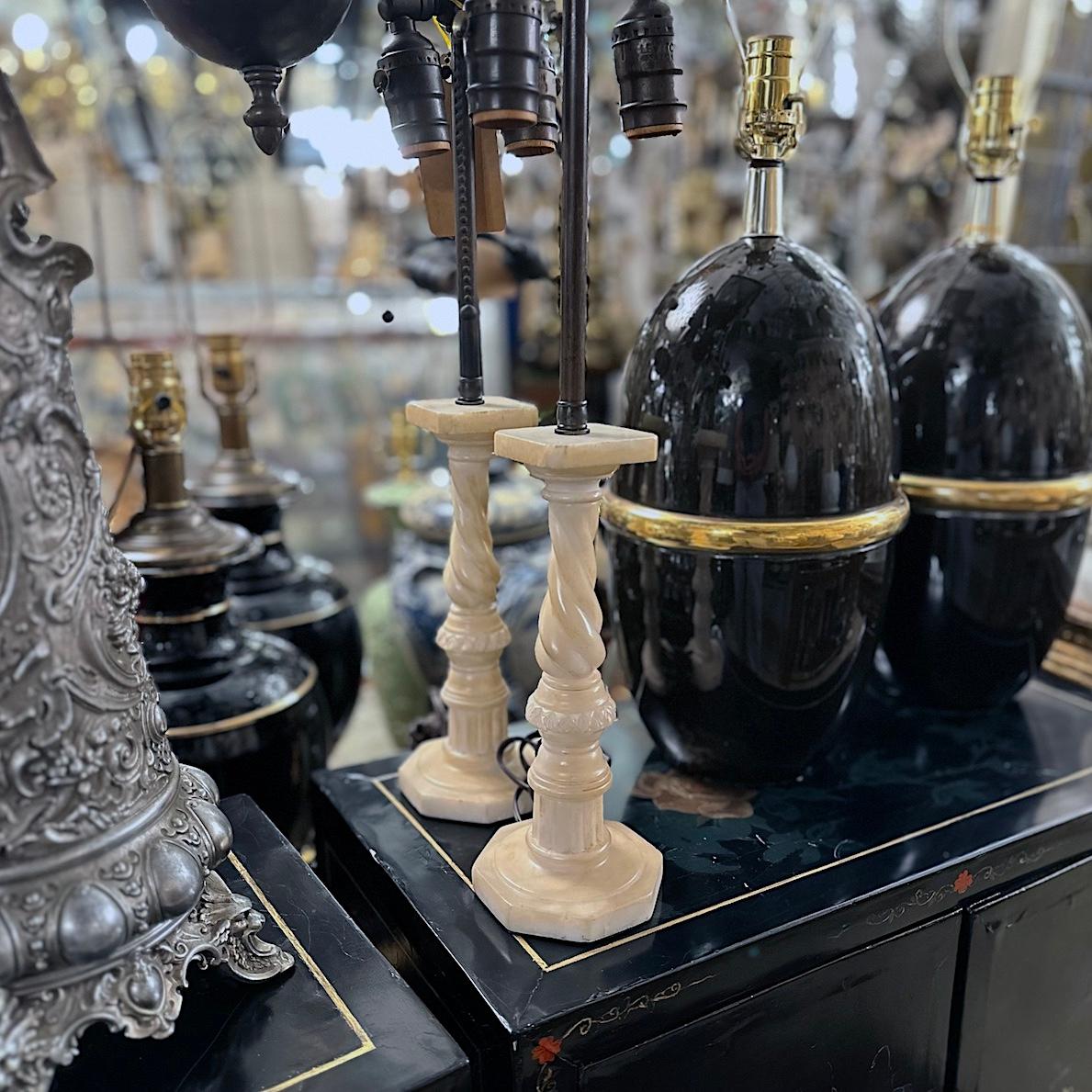 Albâtre Paire de petites lampes anciennes en albâtre en vente