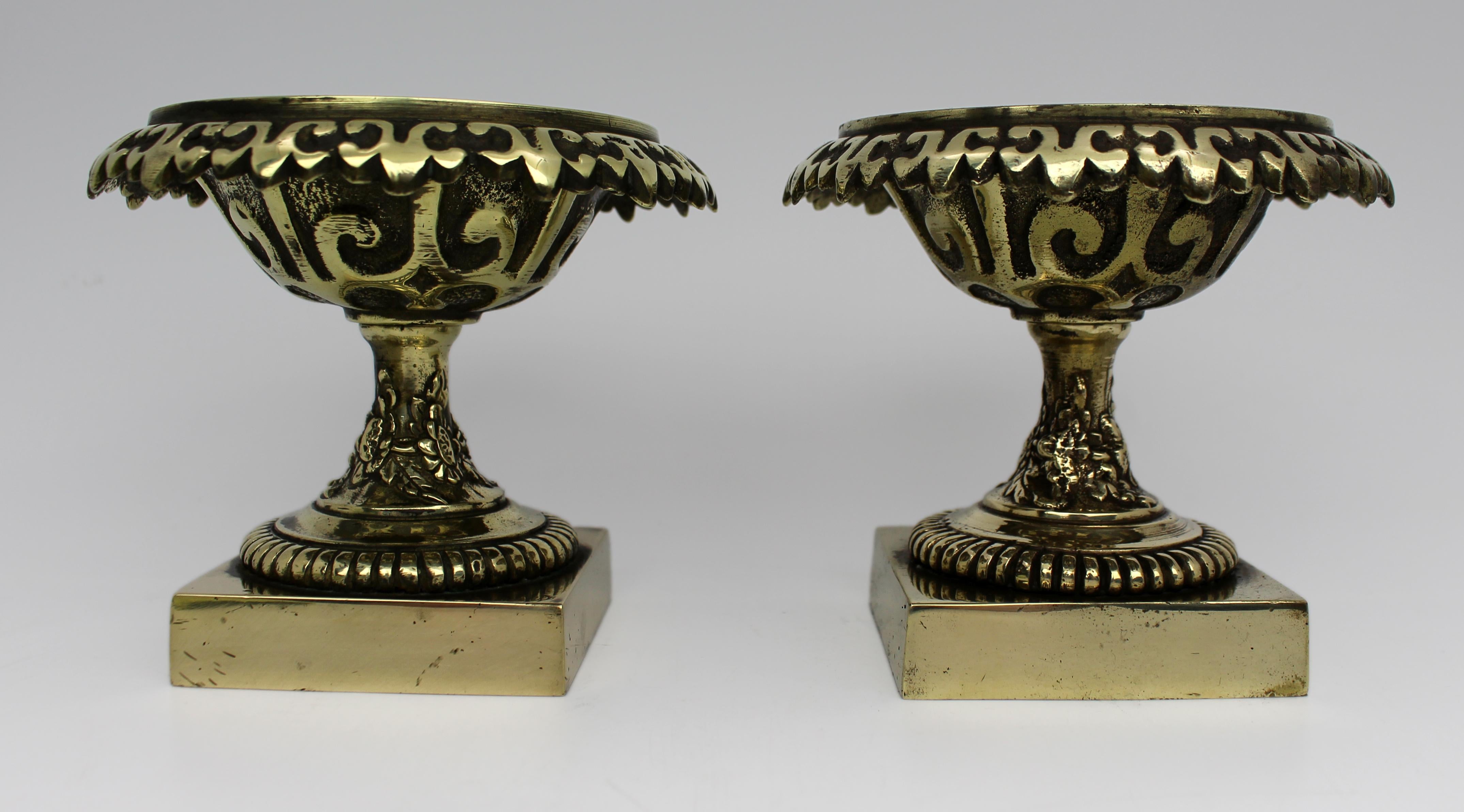 Coppia di piccole urne in bronzo Grand Tour dell'inizio del XIX secolo

Coppia di piccole urne in bronzo del Grand Tour, decorate e finemente fuse, risalenti agli inizi del XIX secolo.
Ognuno di essi ha una forma classica con un bordo svasato con