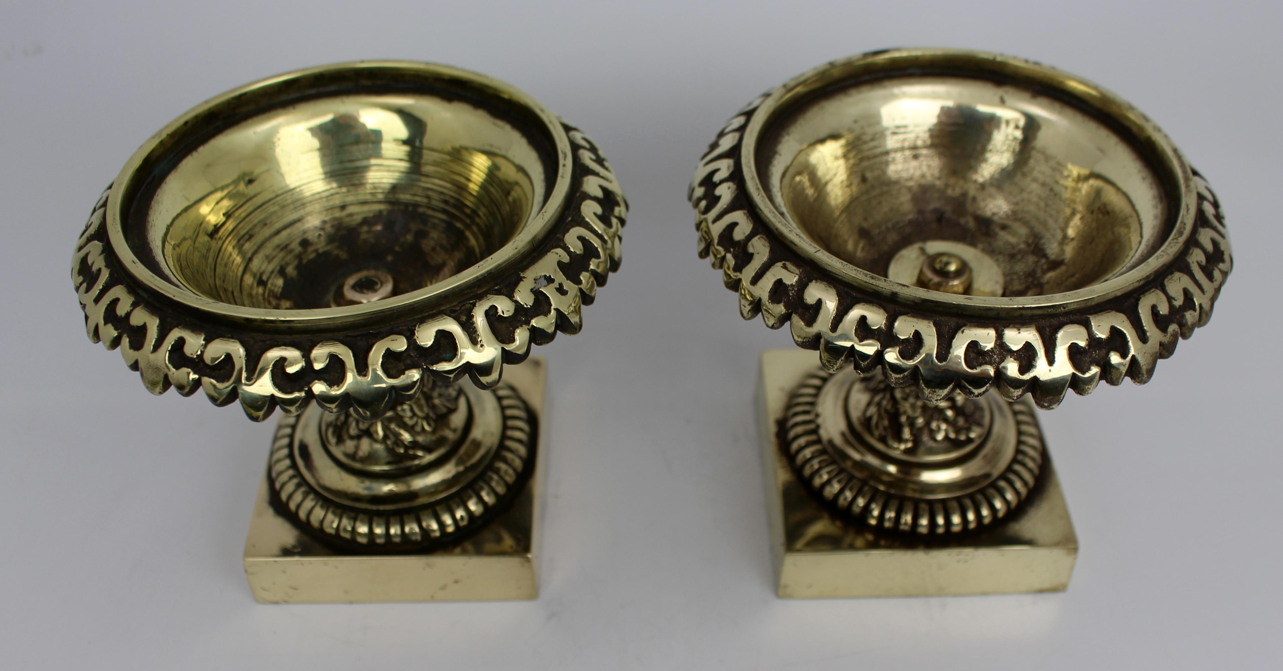 Italiano Coppia di piccole urne Grand Tour in bronzo antico c.1900 in vendita
