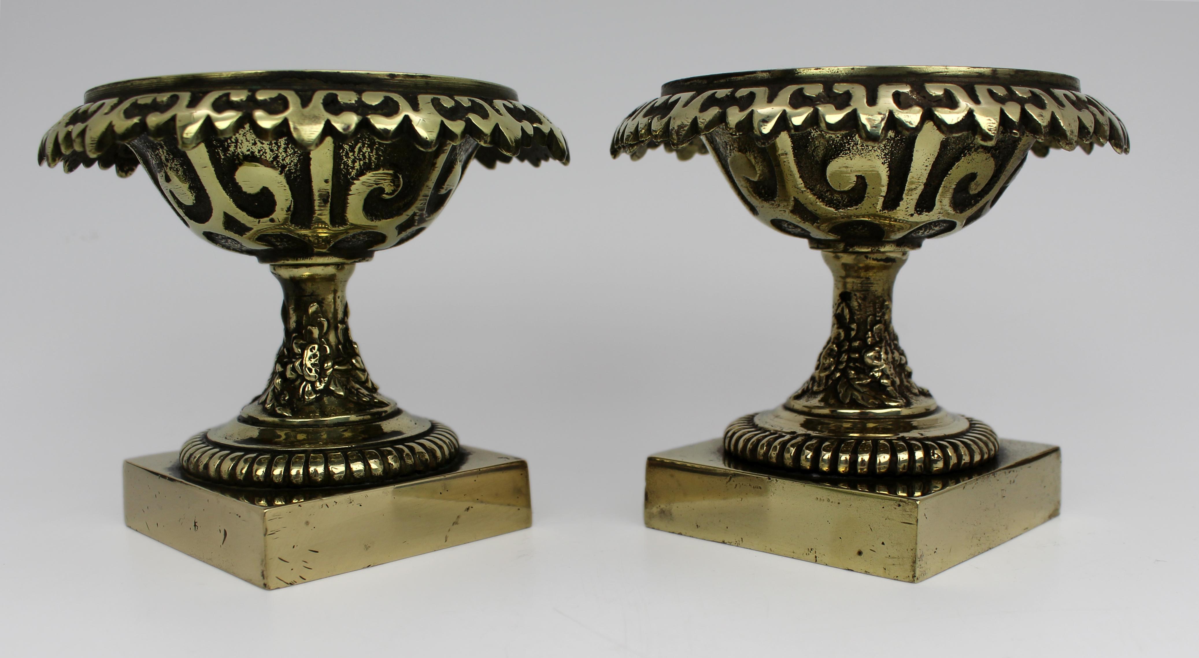 Coppia di piccole urne Grand Tour in bronzo antico c.1900 In condizioni buone in vendita a Worcester, GB