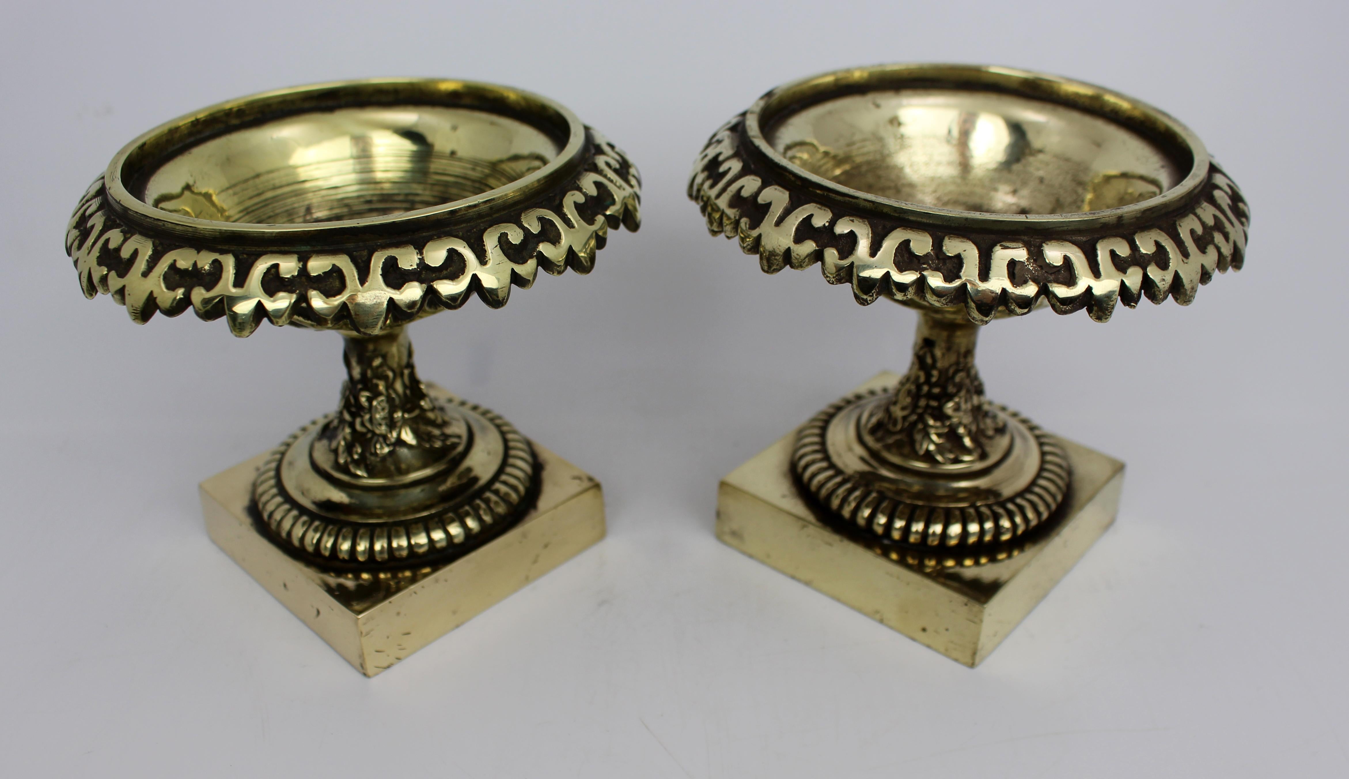 XX secolo Coppia di piccole urne Grand Tour in bronzo antico c.1900 in vendita