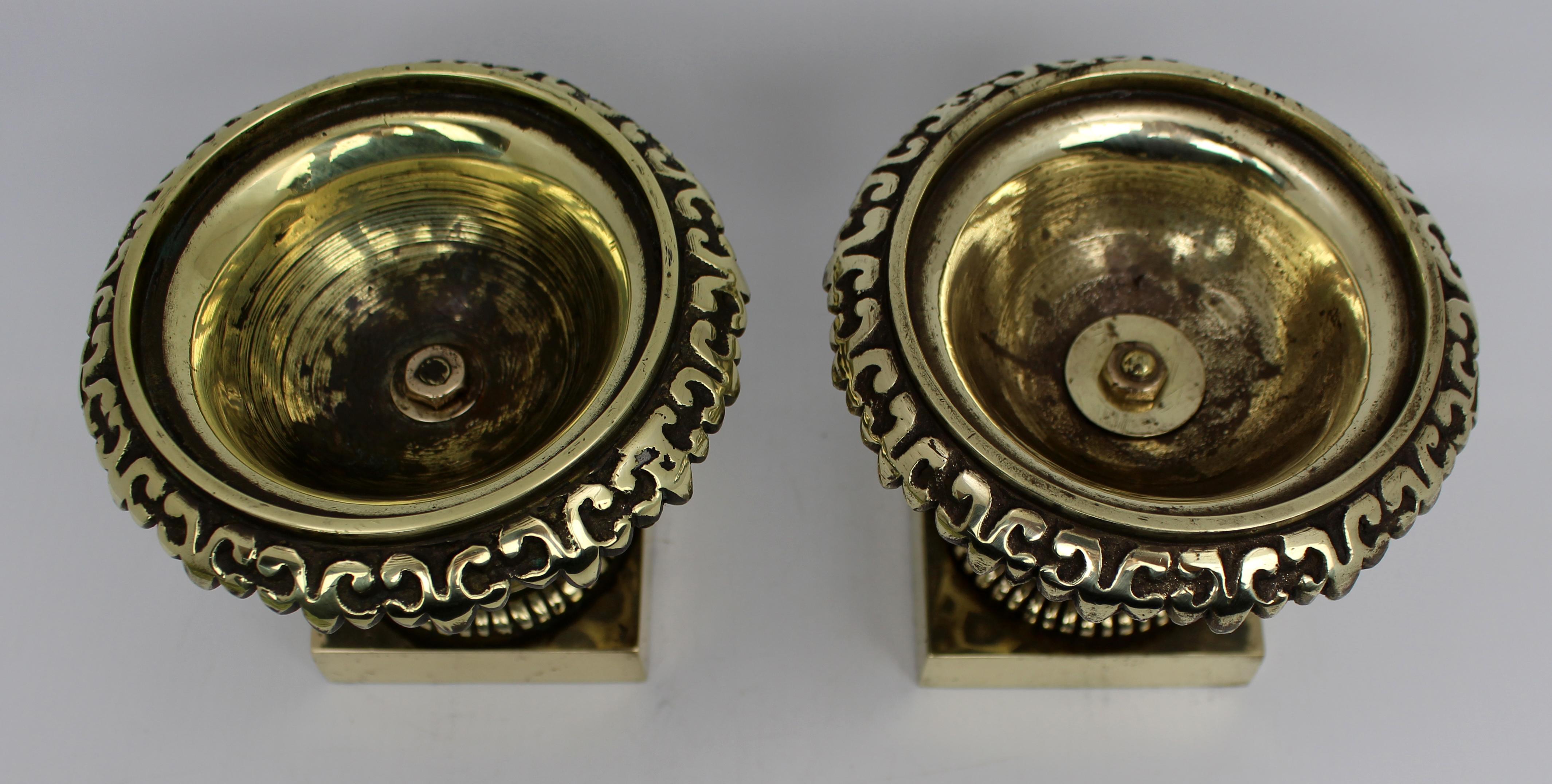 Bronzo Coppia di piccole urne Grand Tour in bronzo antico c.1900 in vendita