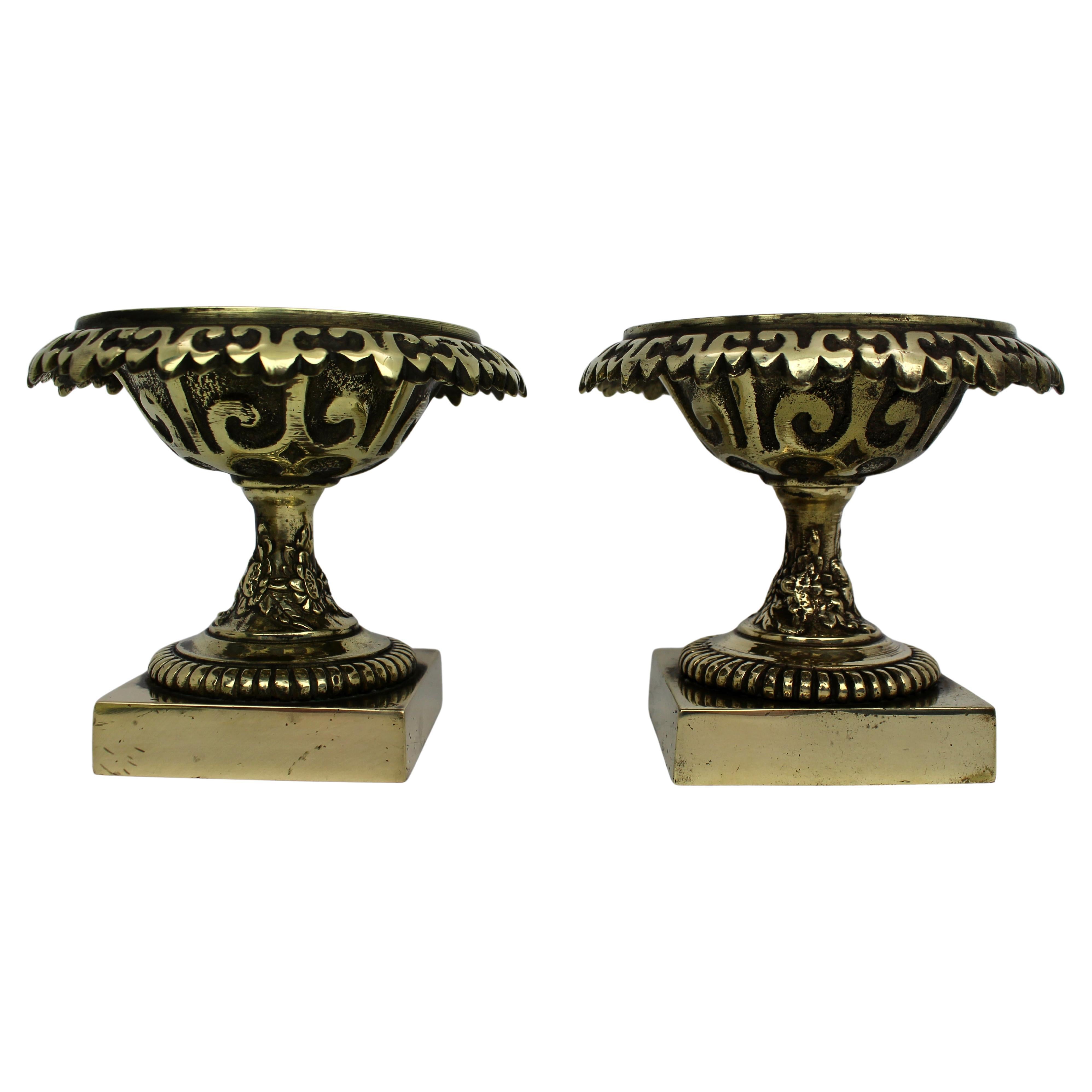 Coppia di piccole urne Grand Tour in bronzo antico c.1900