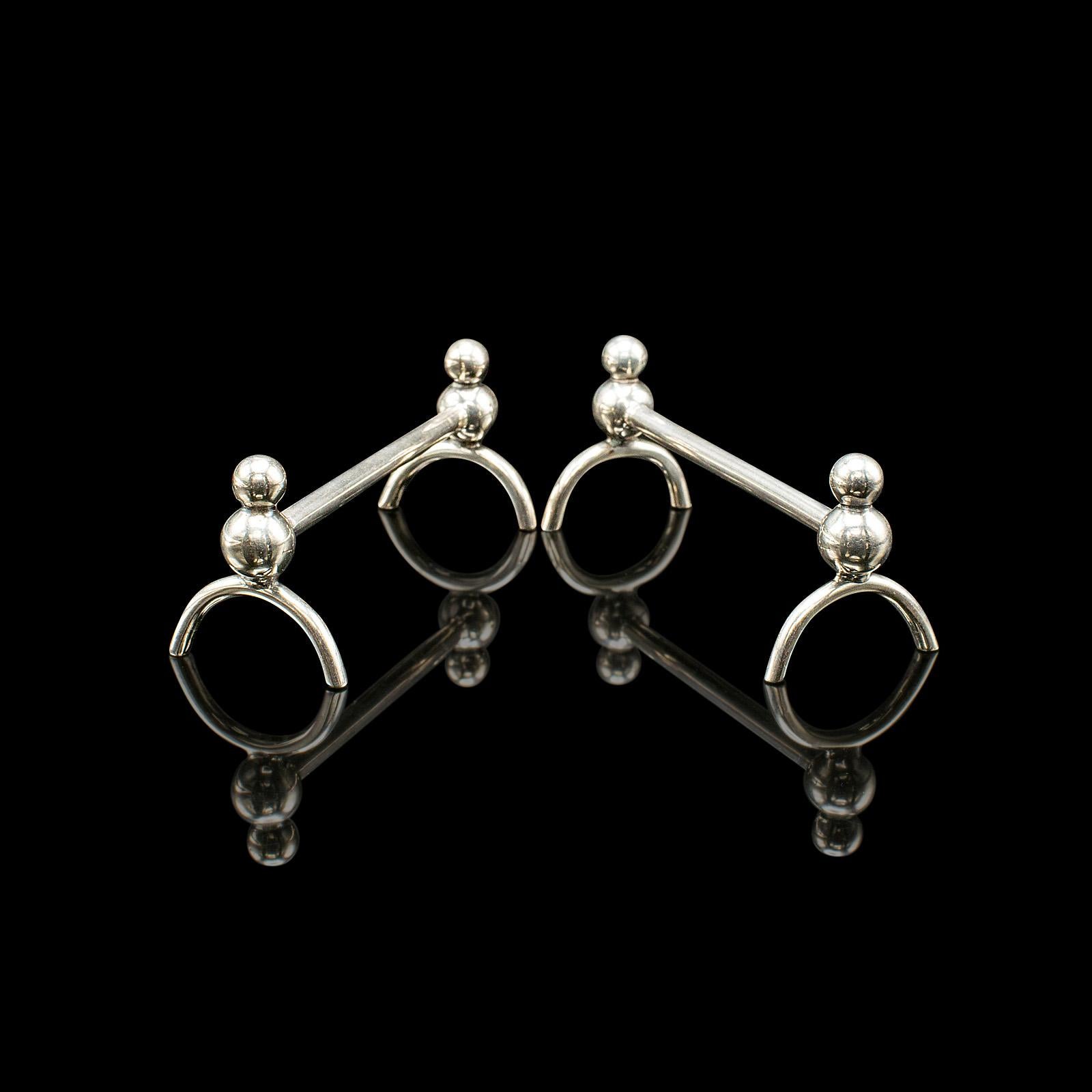 Si tratta di una coppia di piccoli poggiaposate antichi. Un portacucchiaio da condimento inglese, placcato in argento, risalente al periodo edoardiano, circa 1910. Perfetti per elevare l'eleganza di qualsiasi tavolo da pranzo, questi incantevoli