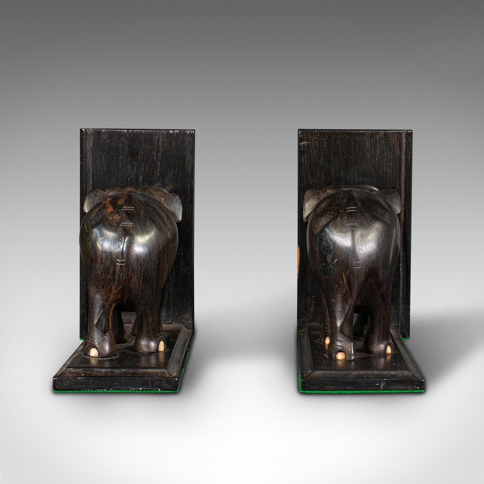 Paar kleine antike Elefanten-Buchstützen, Anglo-indisch, Ebenholz, viktorianisch, um 1890 (Britisch) im Angebot