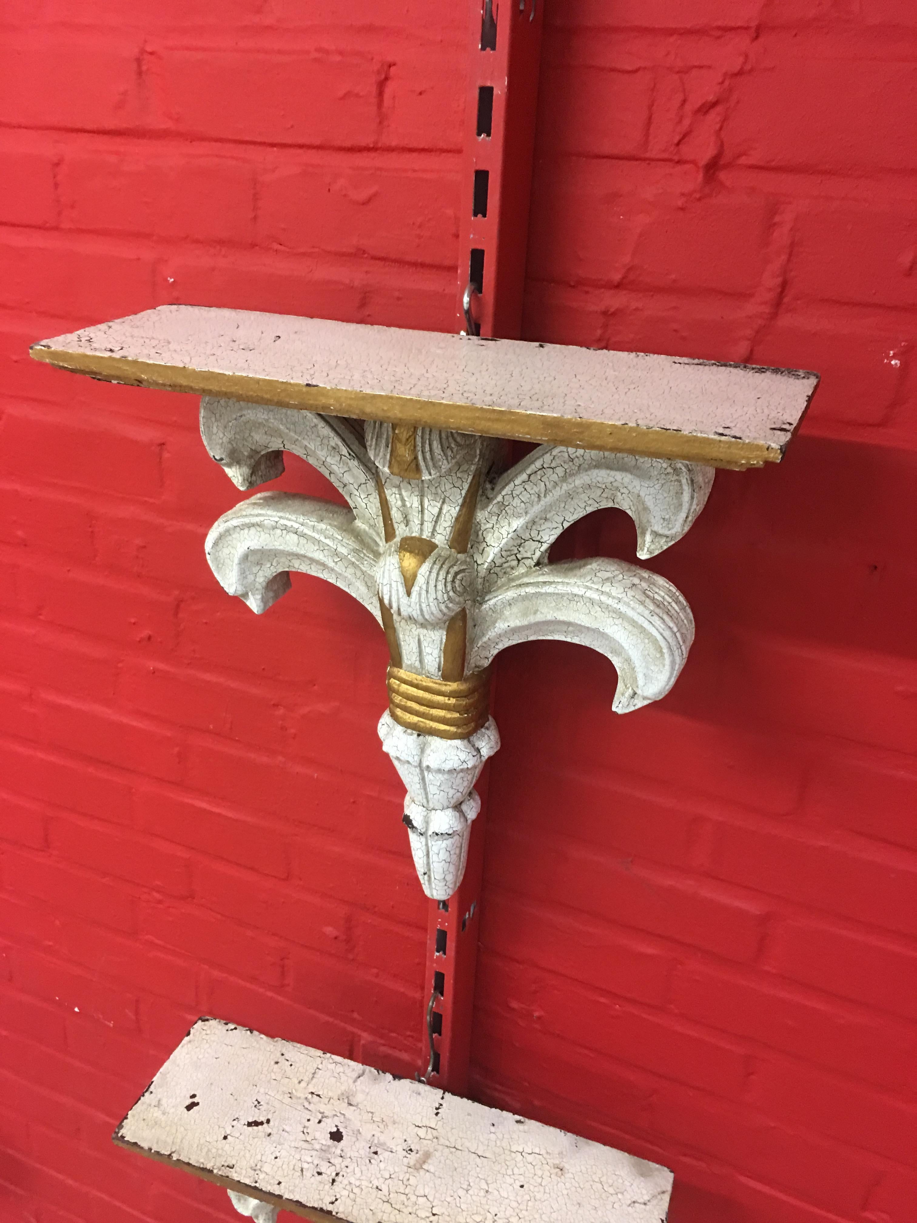 Pair of small Baroque console in painted wood, circa 1950-1960.
Console to fix on the wall.
Fixing system present.