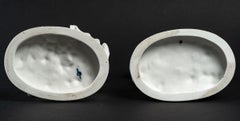 Paire de petites sculptures en biscuit, début du 20e siècle