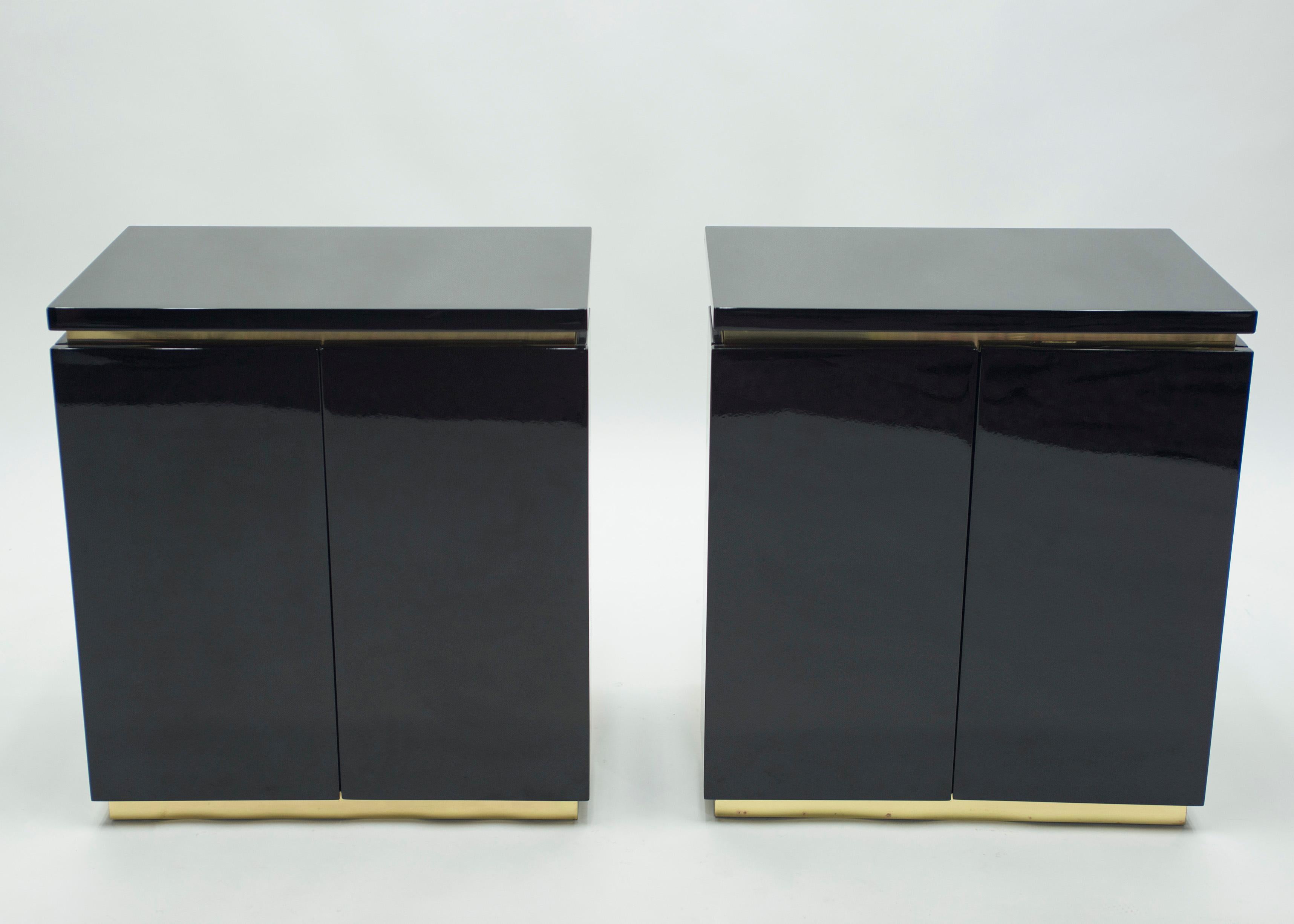 La laca negra brillante, combinada con detalles de latón brillante, da una sensación nítida y lujosa en este par de armarios pequeños. Su estilo cuadrado y sencillo es típico tanto de los años 70 como del diseño de Jean Claude Mahey para Maison