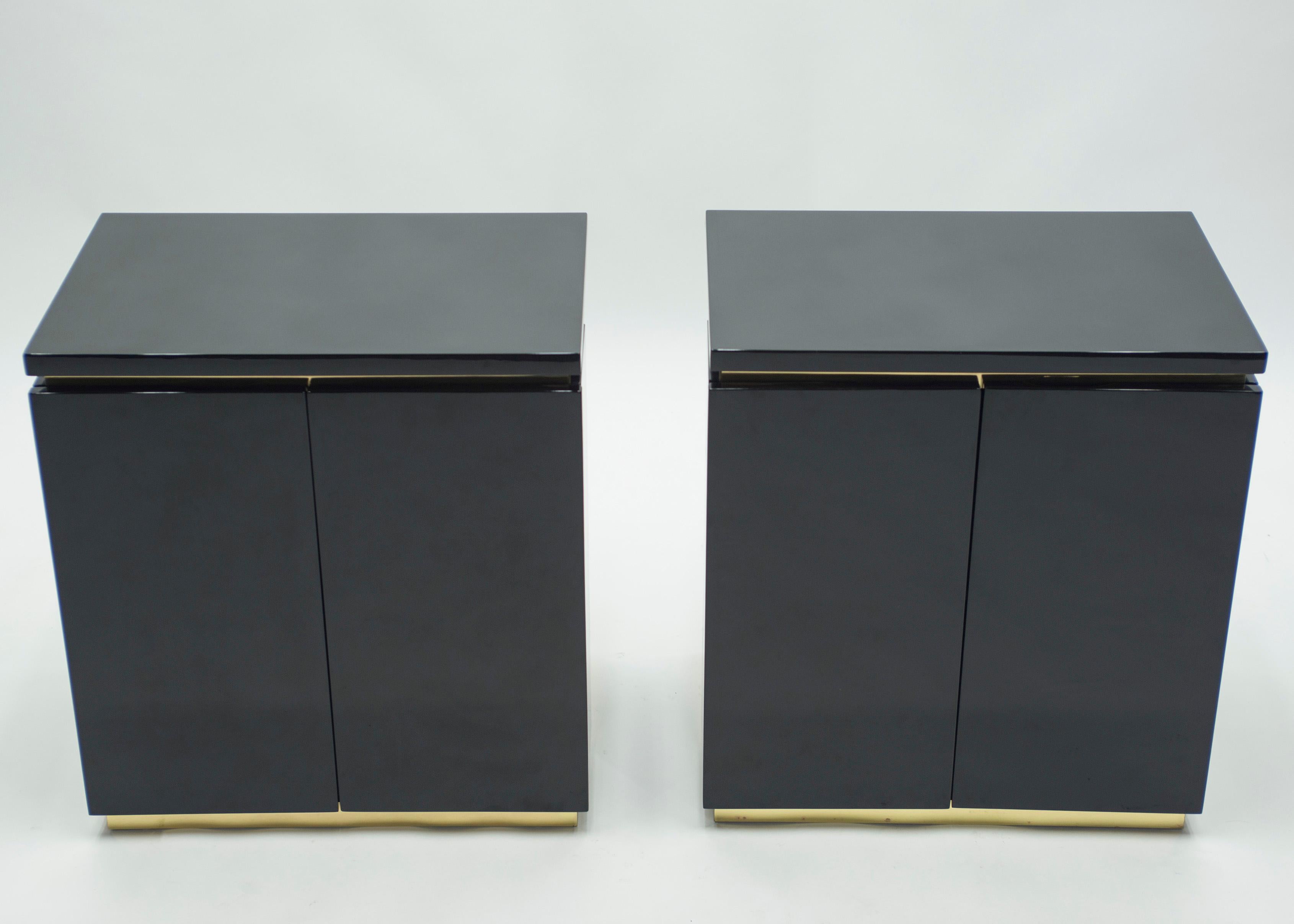 Pareja de Mesillas de Noche con Pequeño Mueble Lacadas en Negro de J.C. Mahey, años 70 Francés en venta