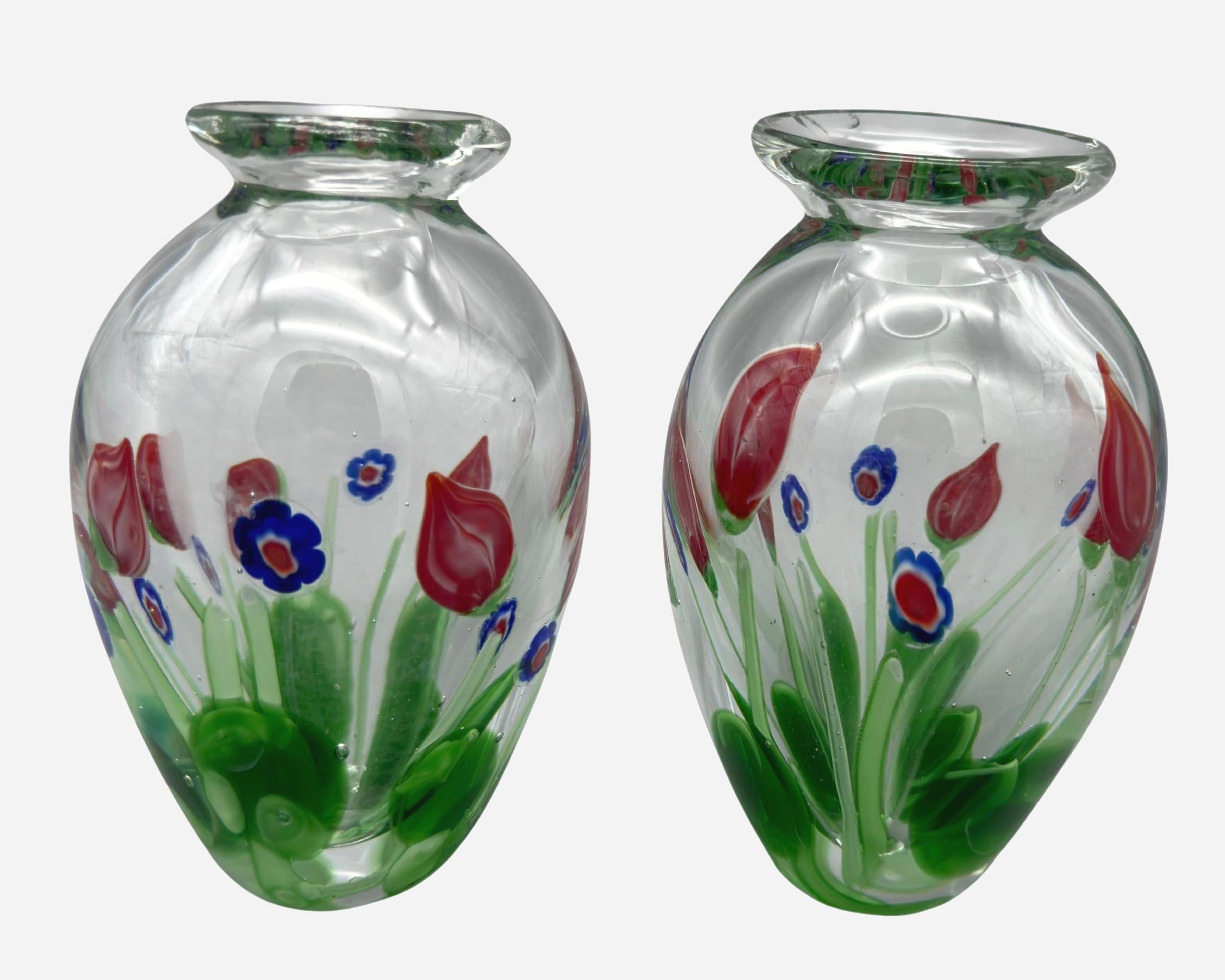 Due piccoli vasi (una coppia) in vetro soffiato a triplo strato con inclusioni murine raffiguranti foglie e fiori.